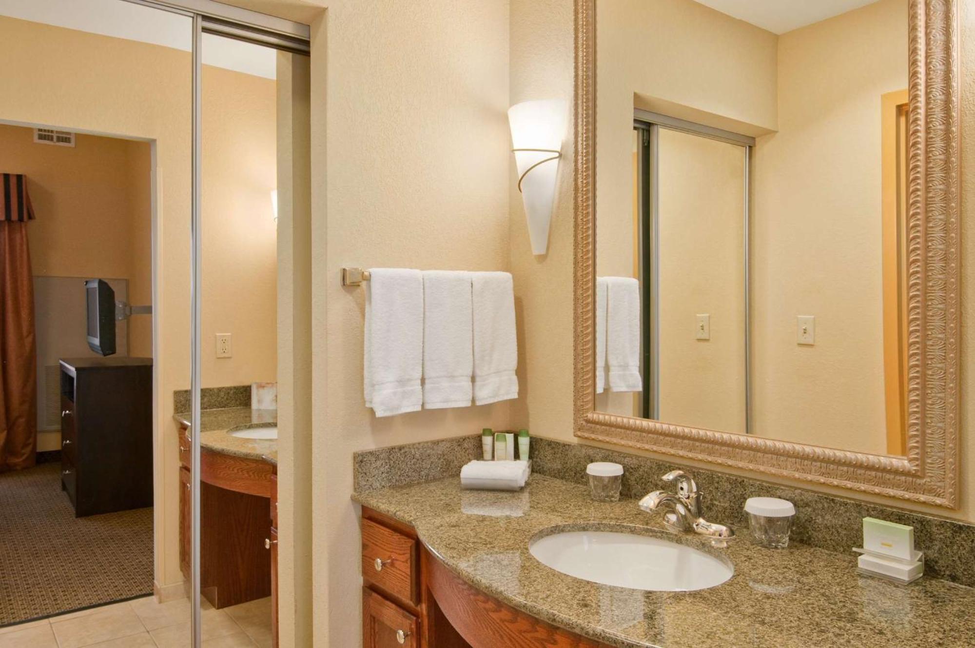 King Suite with Accessible Tub - Mobility and Hearing Access/Non-Smoking