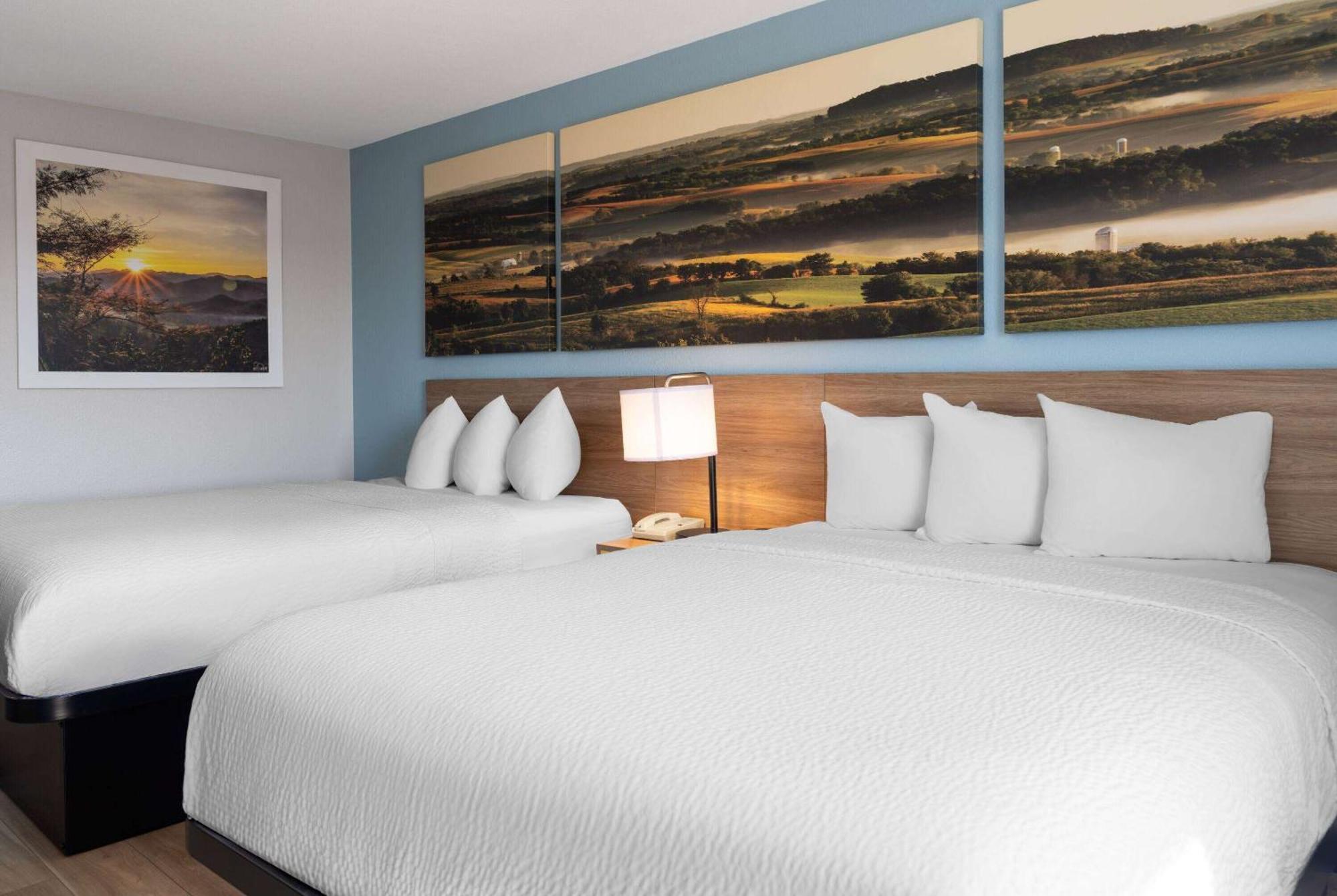 Queen Room with Two Queen Beds - Non-Smoking,1622036925:JPEG