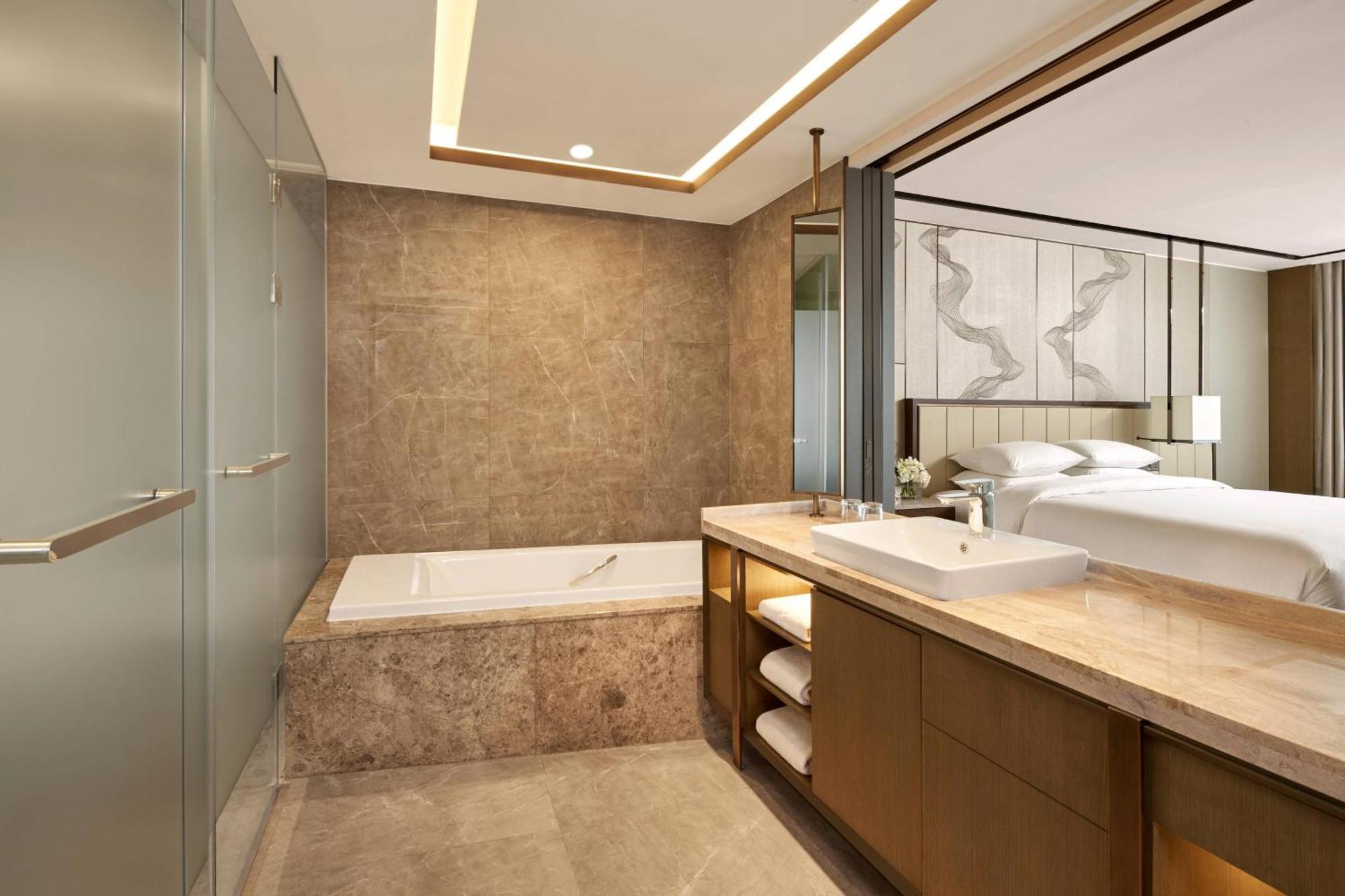 One-Bedroom Executive King Suite Club Lounge Access