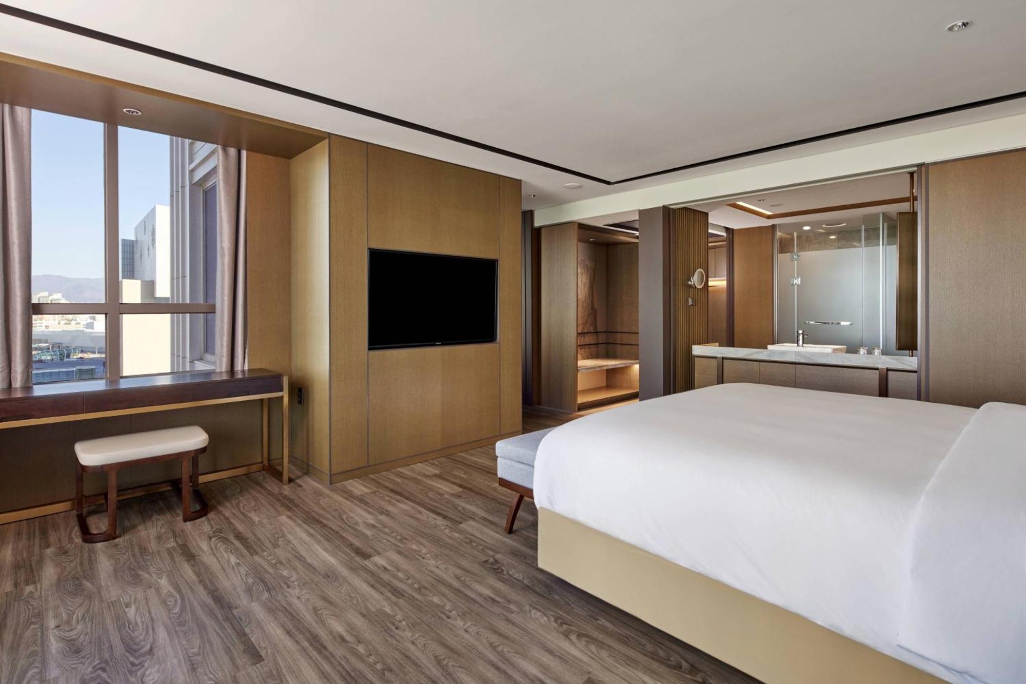 One-Bedroom Executive King Suite Club Lounge Access