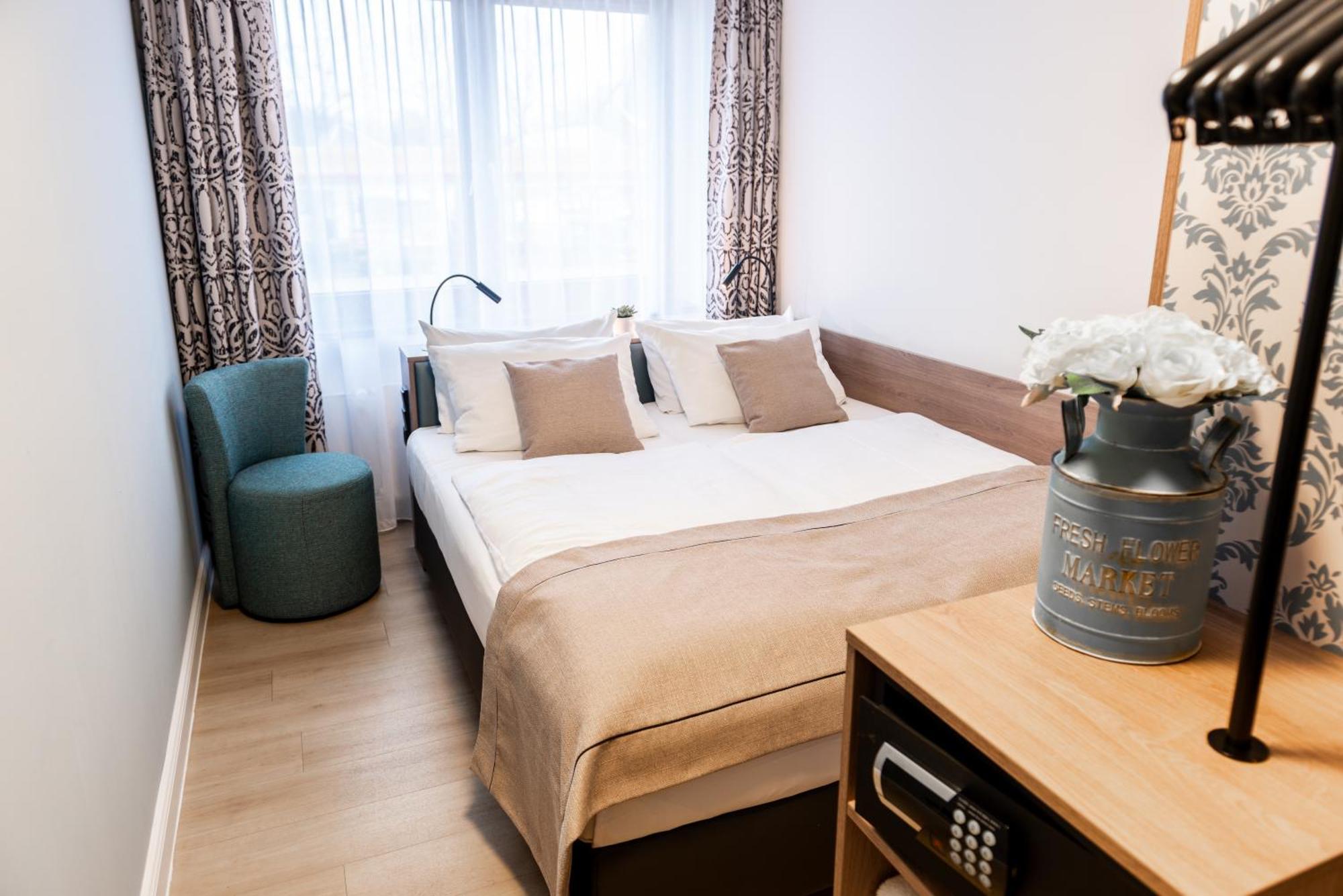 Cosy Queen Room,1623706011:JPEG