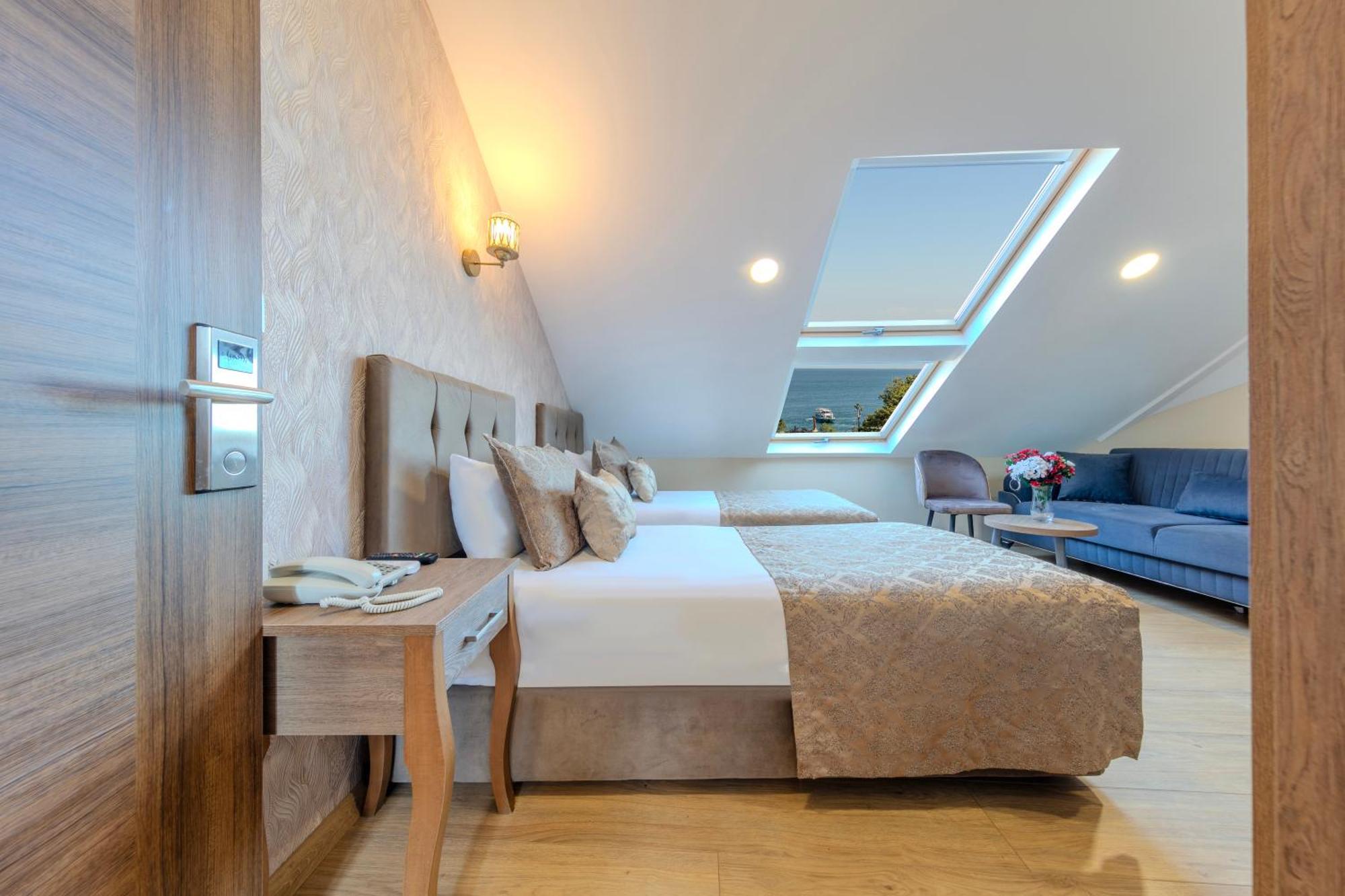 Double or Twin Room Side Sea View