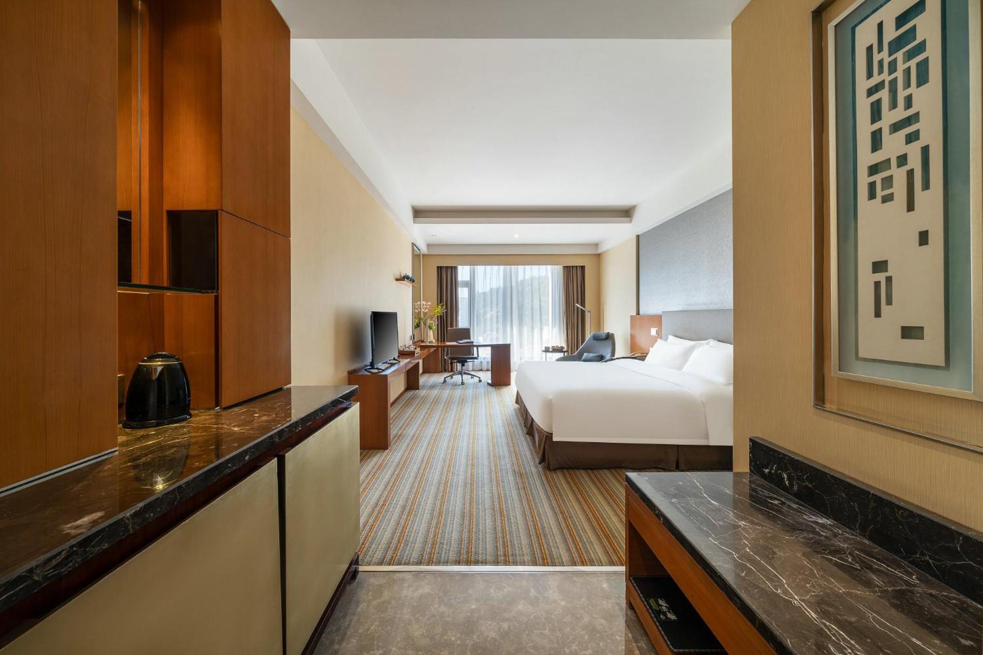 Deluxe Business King Room,1628759659:JPEG