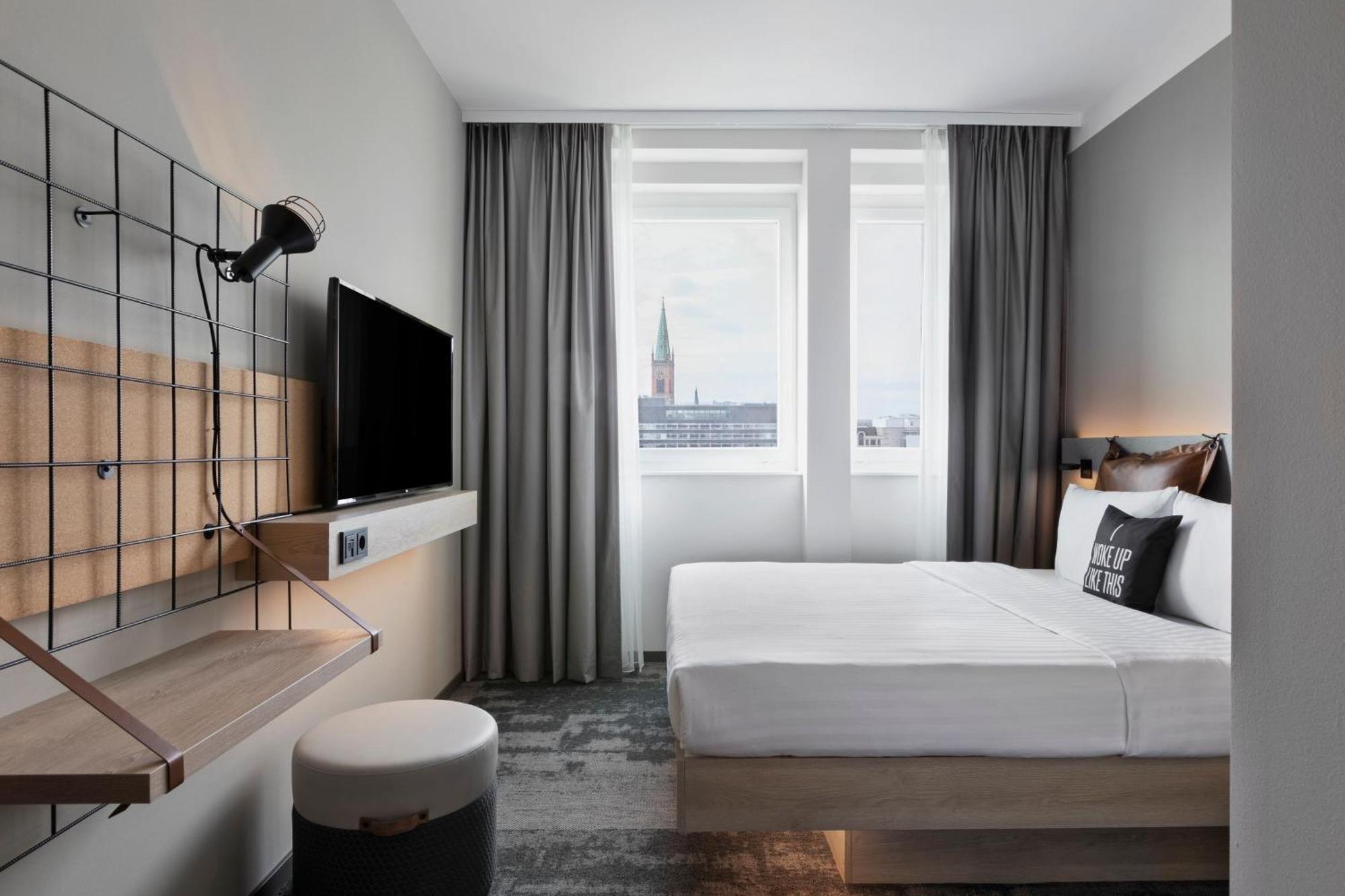 Moxy Queen Room,1631631064:JPEG