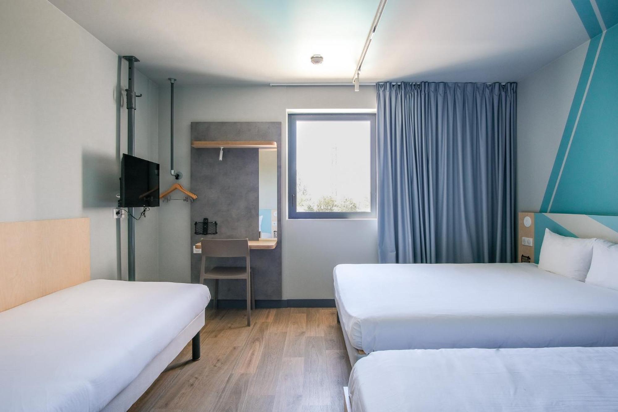 Chambre Standard avec 1 Lit Double et 2 Lits Simples
