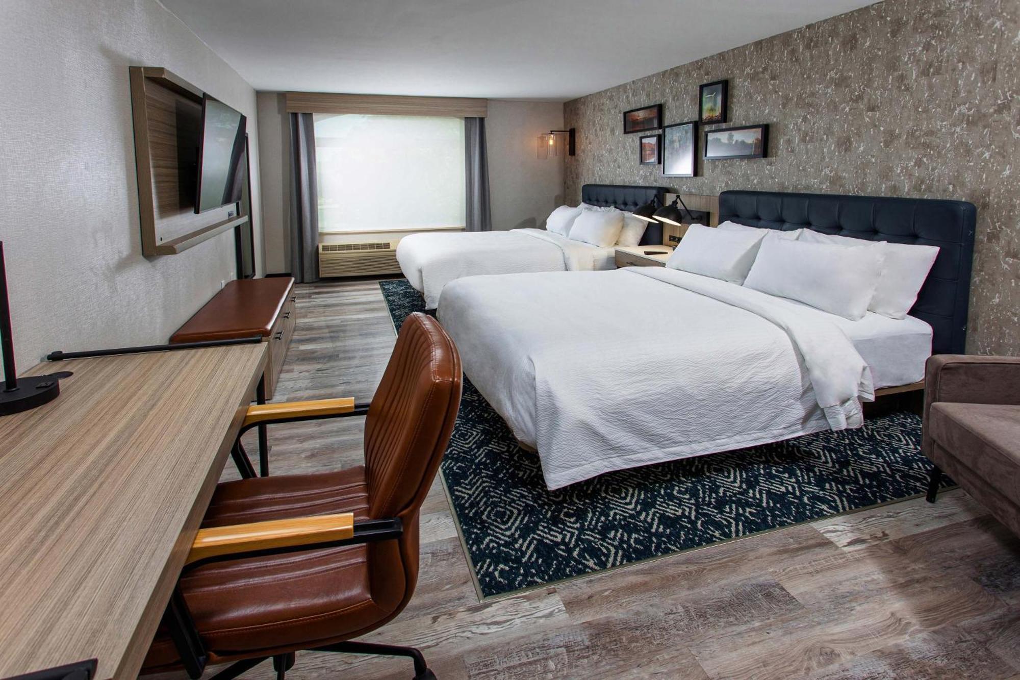 Queen Room with Two Queen Beds and Roll-In Shower - Mobility Access/Hearing Accessible