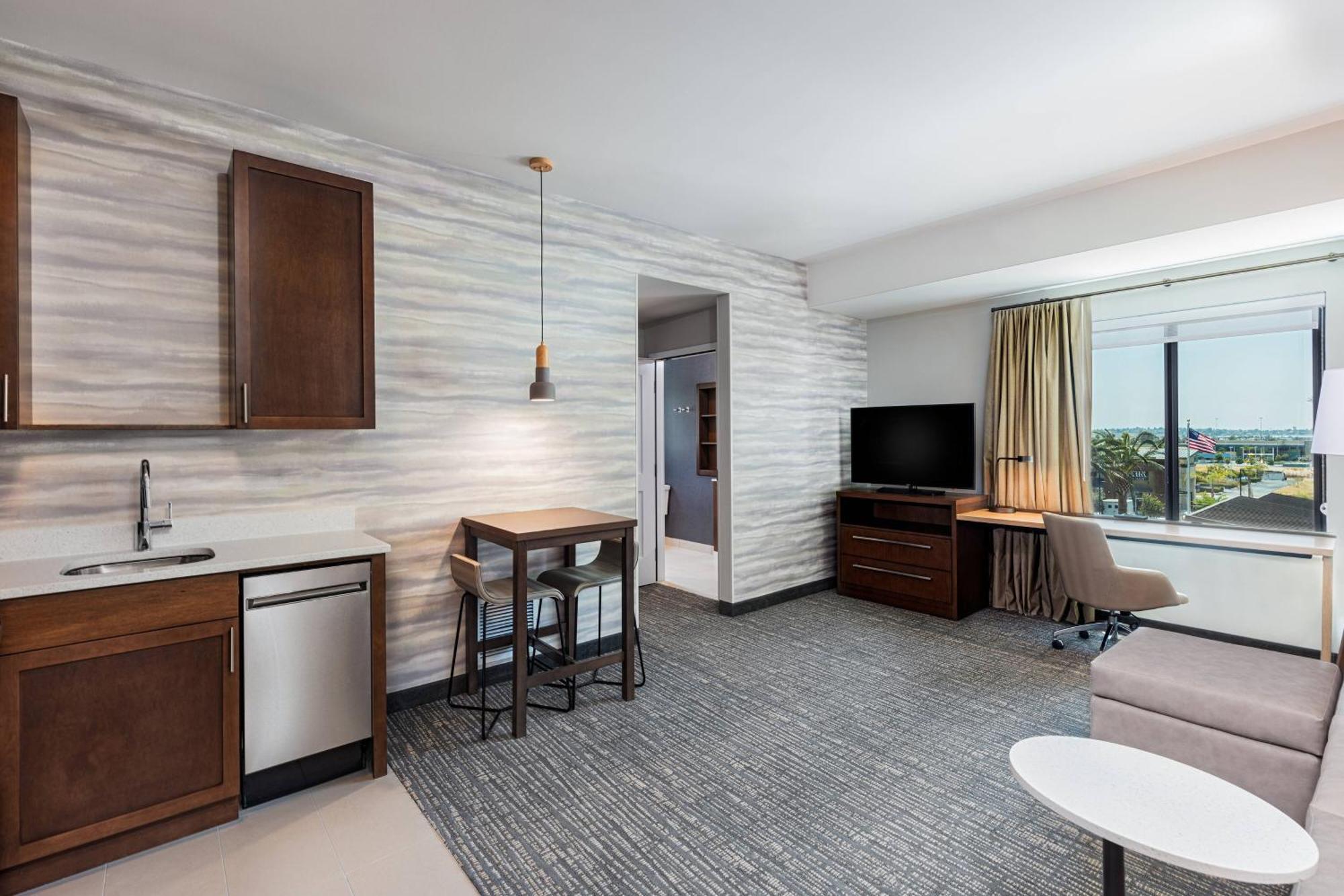 1 Bedroom Suite, 2 Queen, Sofa bed, Mountain view,1633721824:JPEG