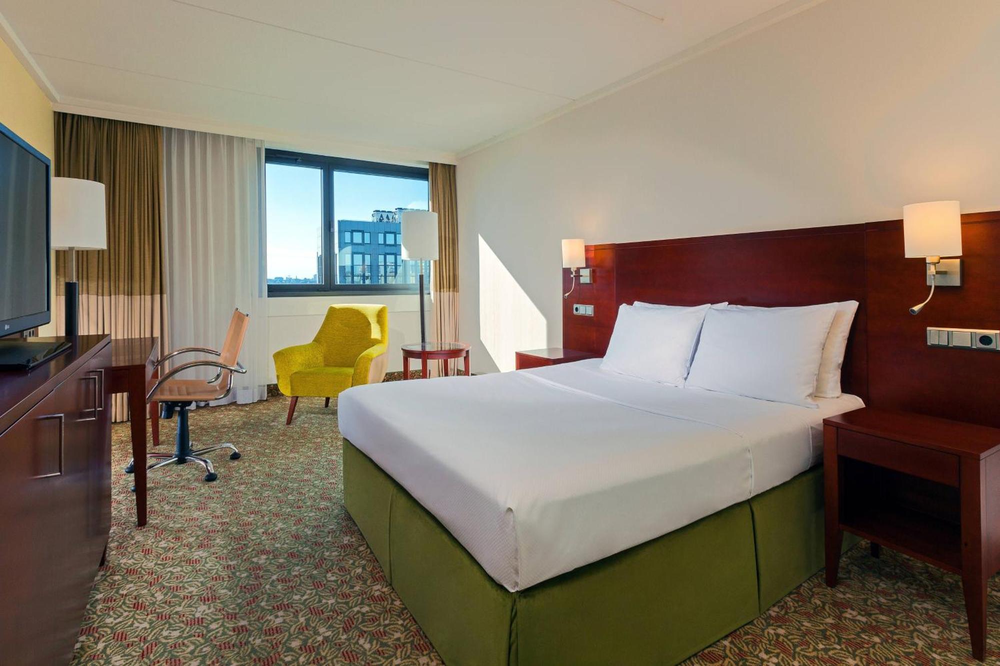 Larger Guest room 1 Queen High floor