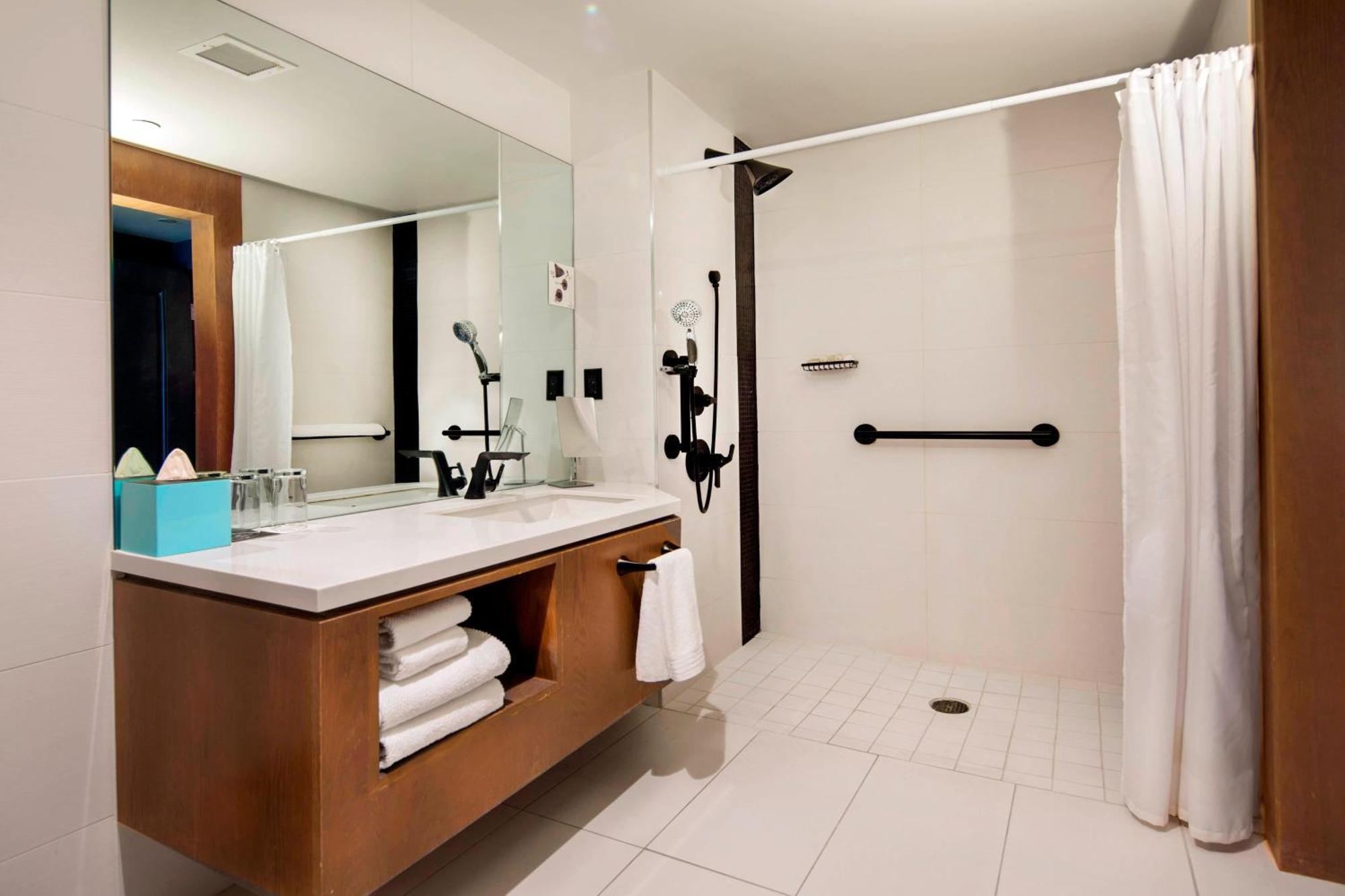 King Room with Adapted Tub - Mobility Accessible