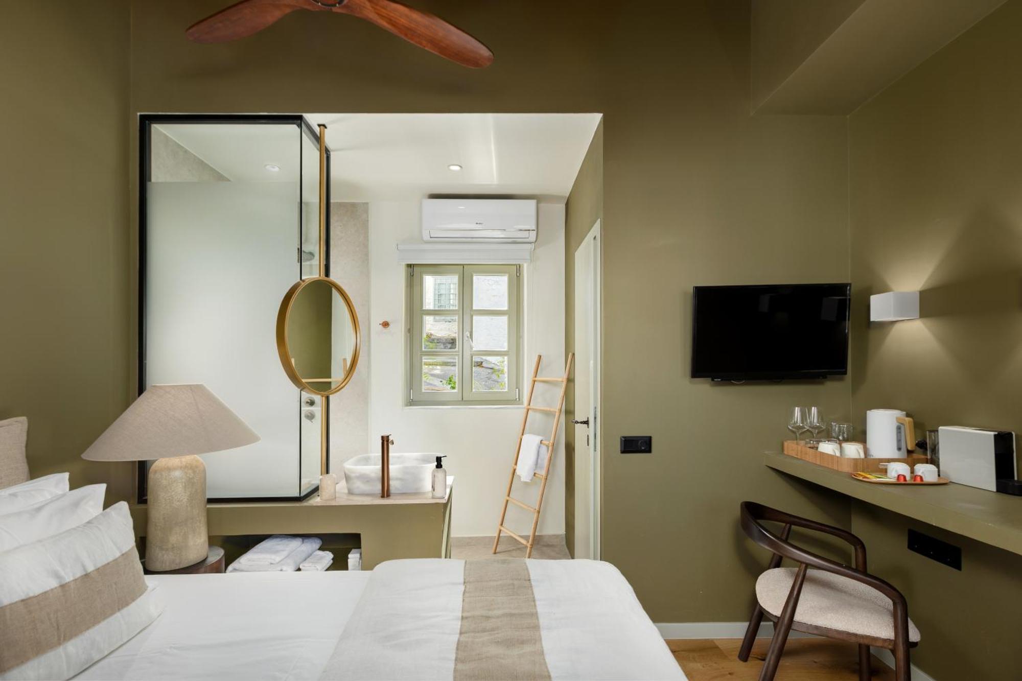 Elegant Balcony Room