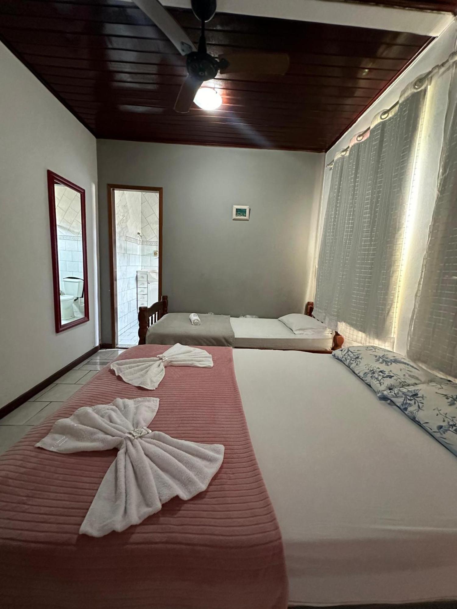 Quarto Triplo com Banheiro Privativo