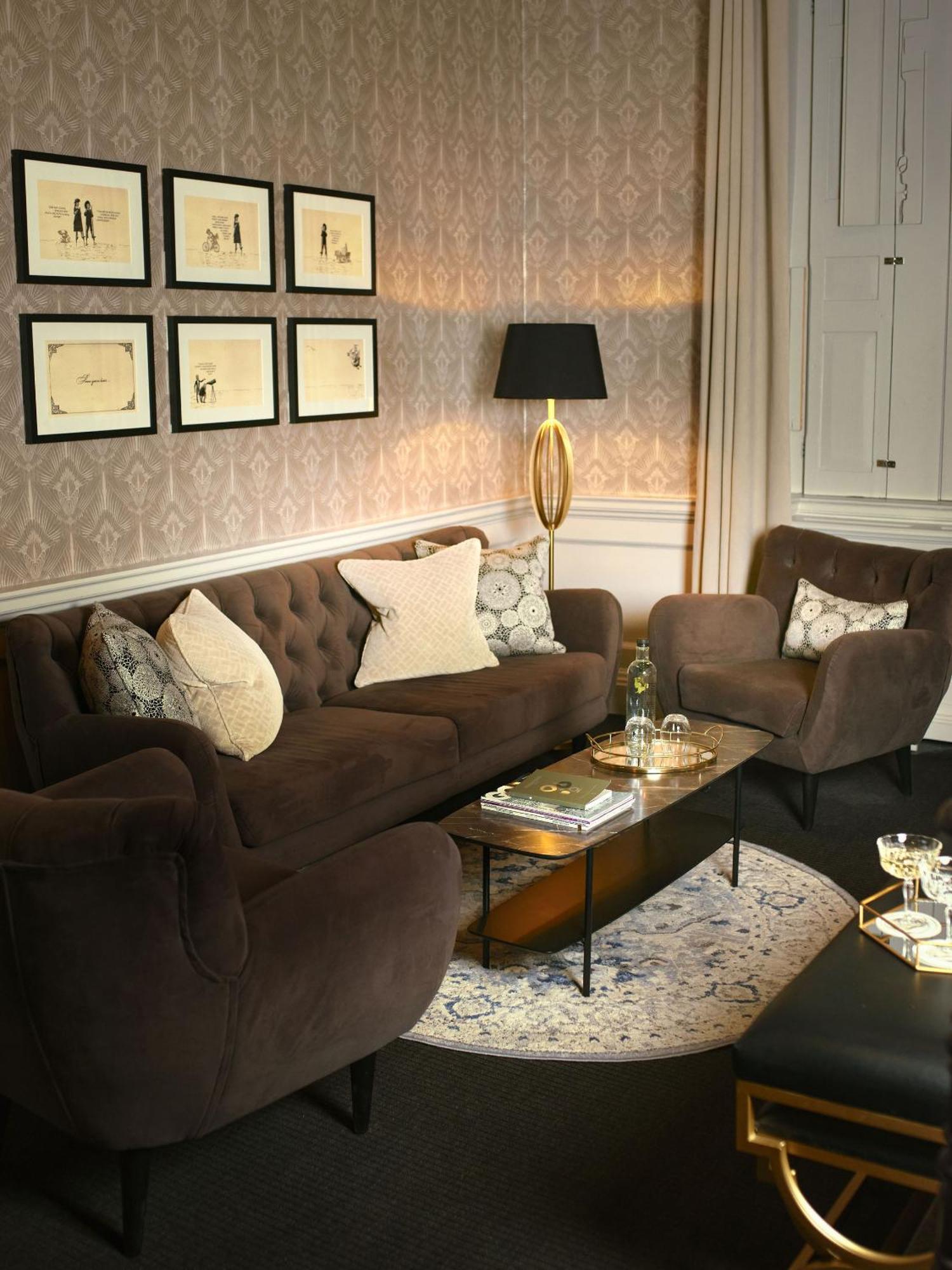 Four Post Bed Suite