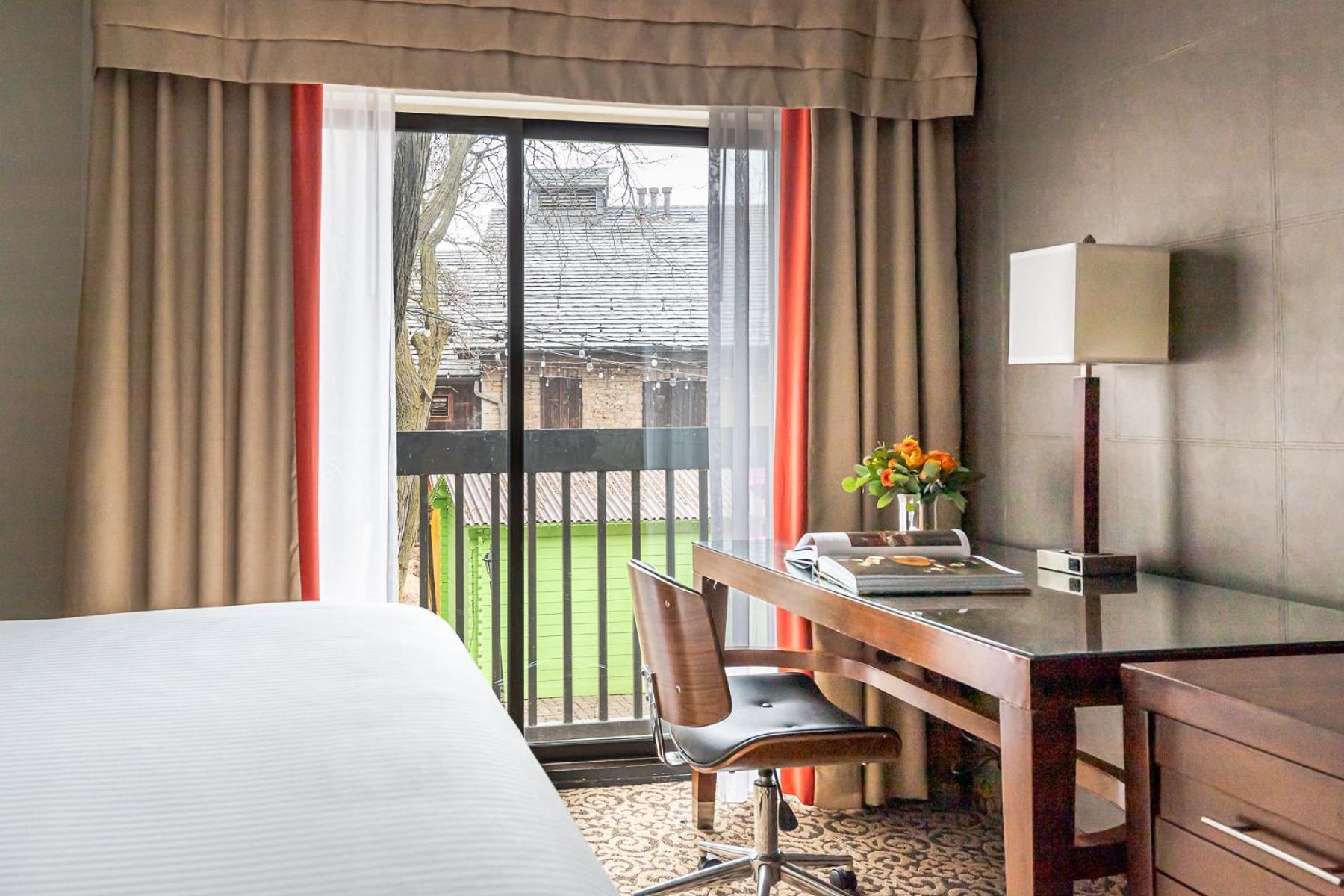 Superior King Room Courtyard View