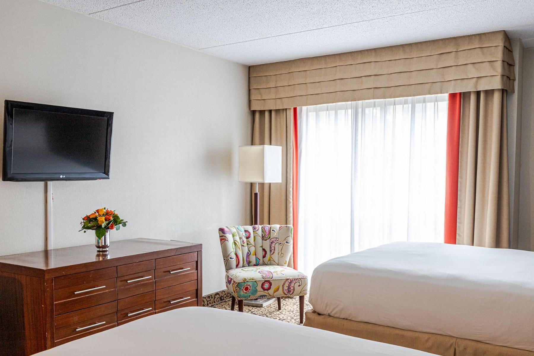 Queen Room Two Queen Beds Courtyard View