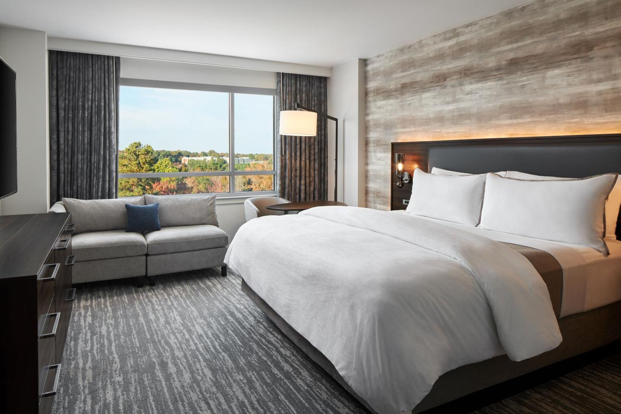 Club level, Guest room, 1 King,1663739849:JPEG