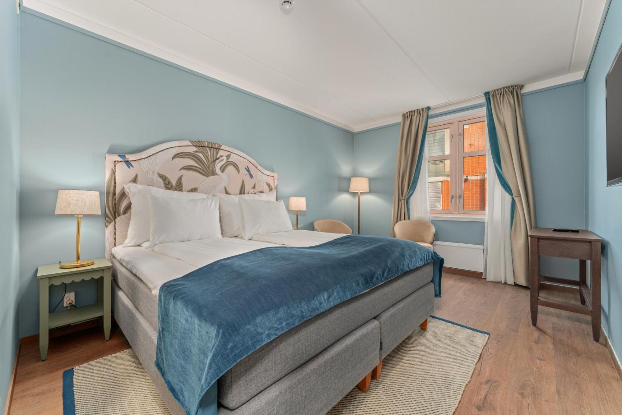 Zimmer mit Kingsize-Bett