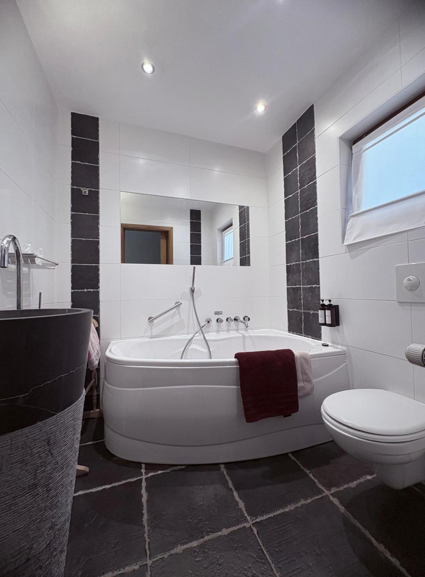 Deluxe Double Room Bath
