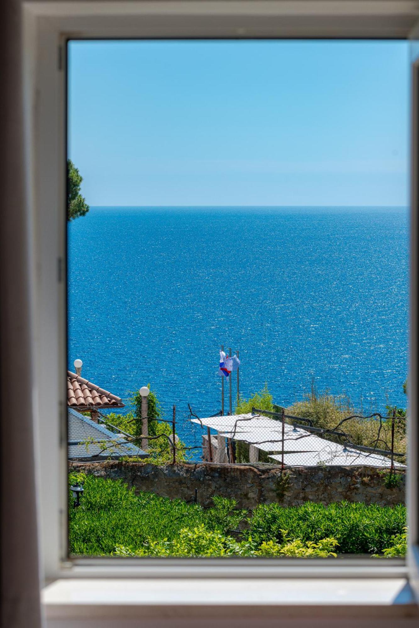 Two-Bedroom Apartment Balcony Sea View