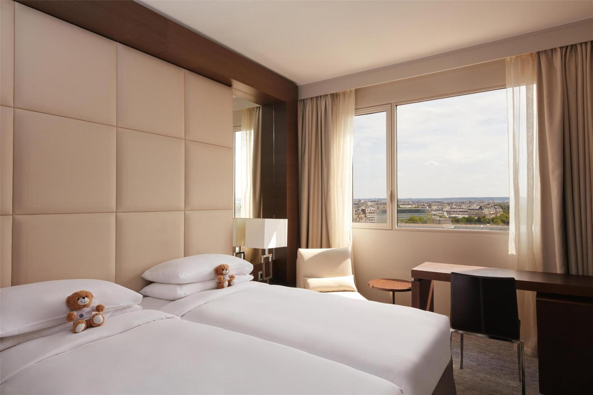 Twin Room Eiffel Tower View