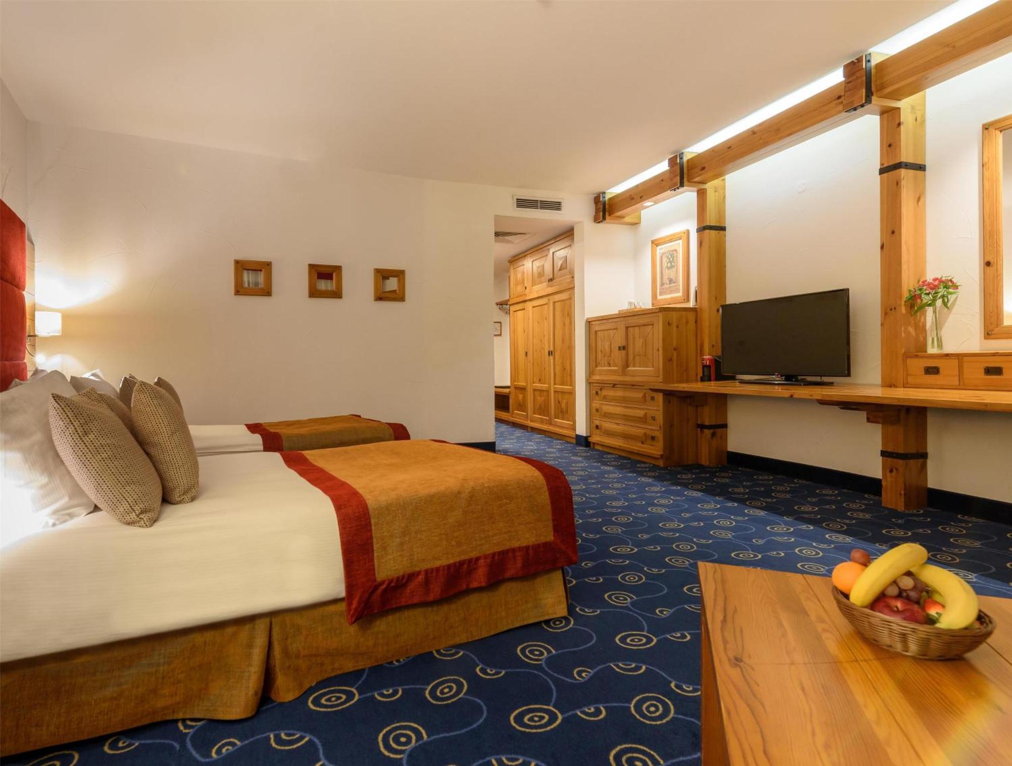Deluxe Room Town View Twin Beds