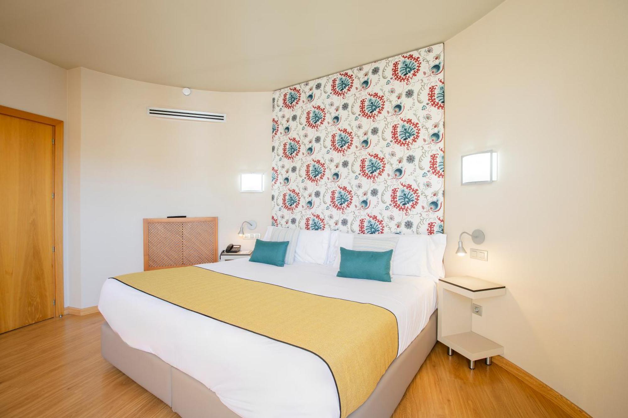 Family Room (2 Adults + 2 Children),1669013390:JPEG