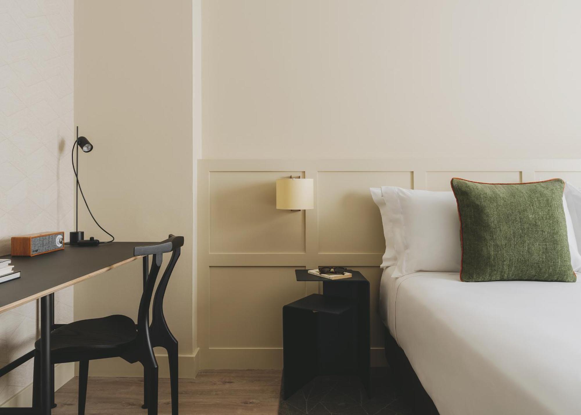 Superior Exterior Room,1669813757:JPEG