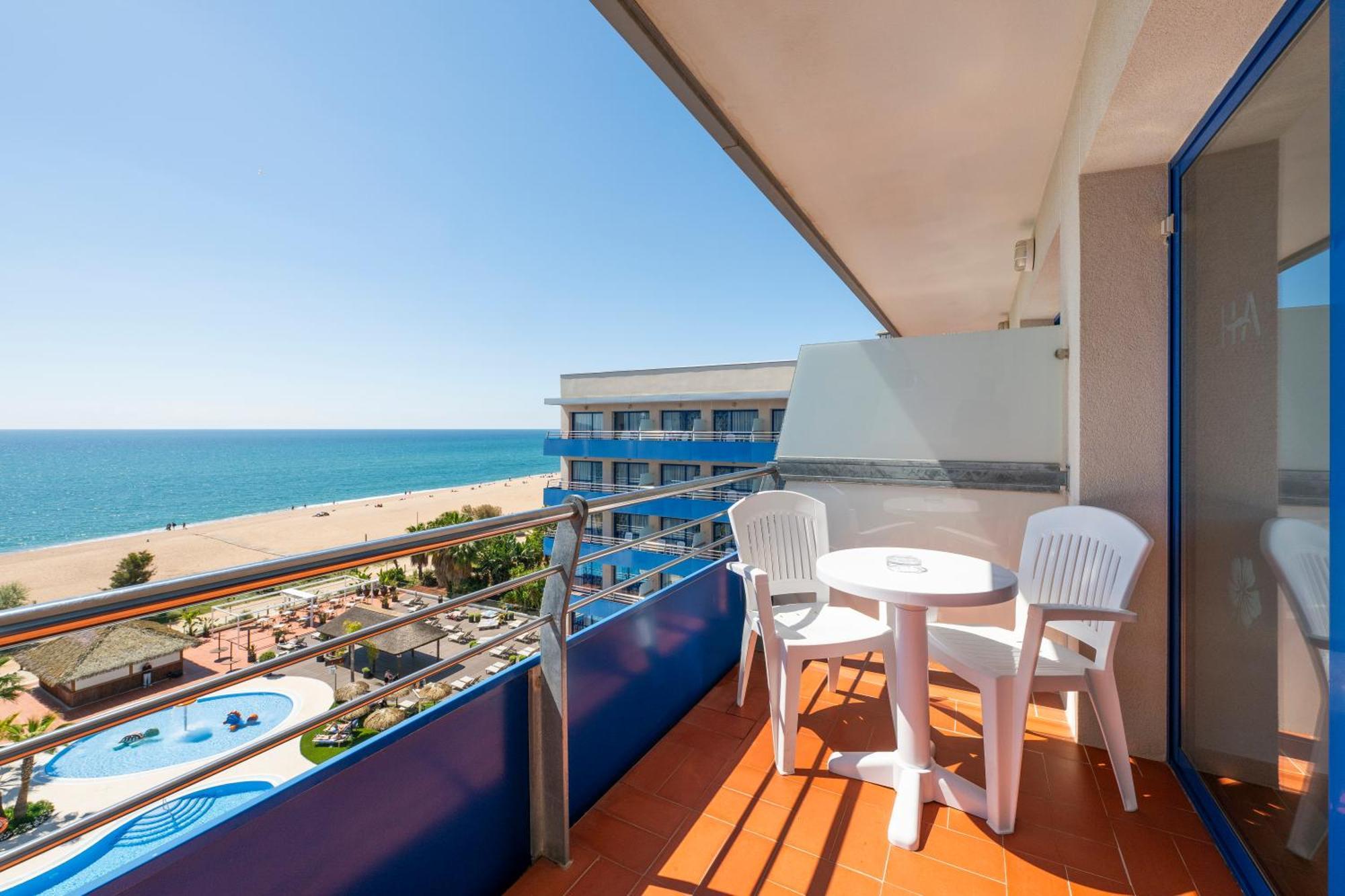 Camera Matrimoniale Superior con Vista Piscina e Mare (3 Adulti + 1 Bambino)