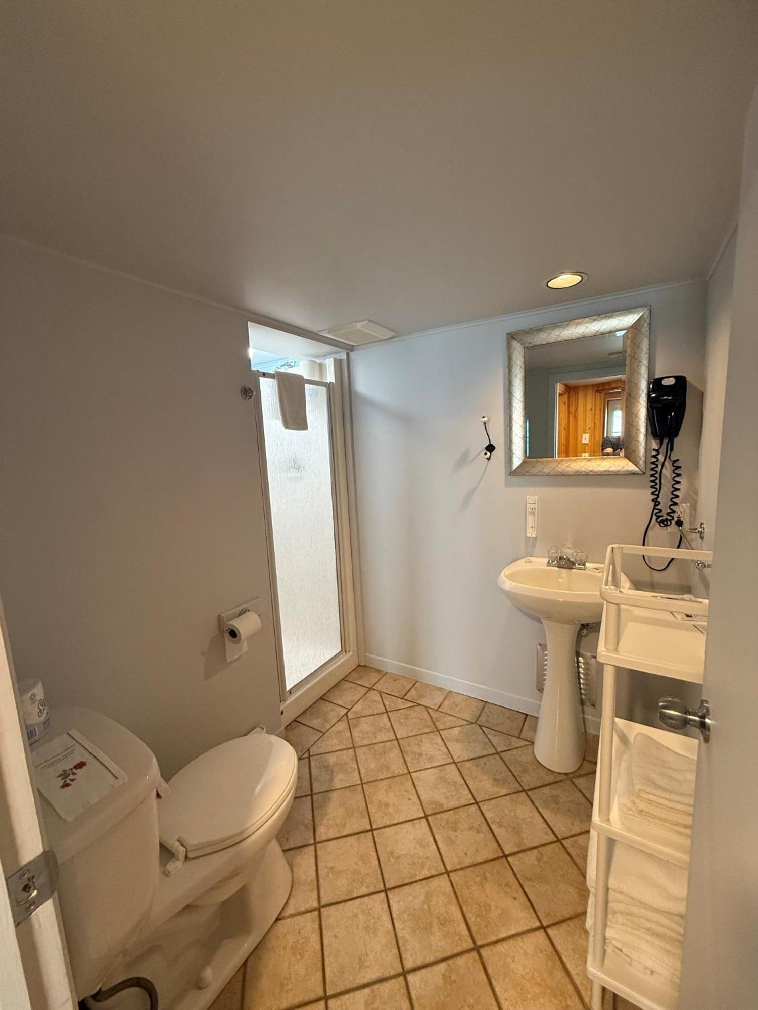 La Passe-Pierre 2 Queen Beds the Semi-Basement Low Ceiling PP6