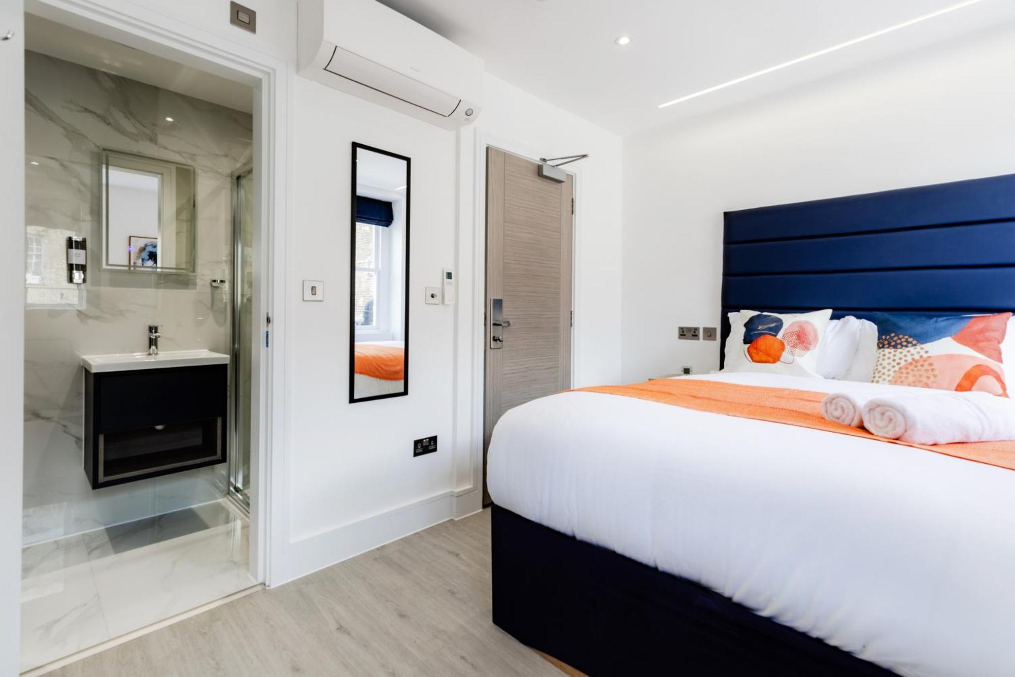 Deluxe Double Room Shower