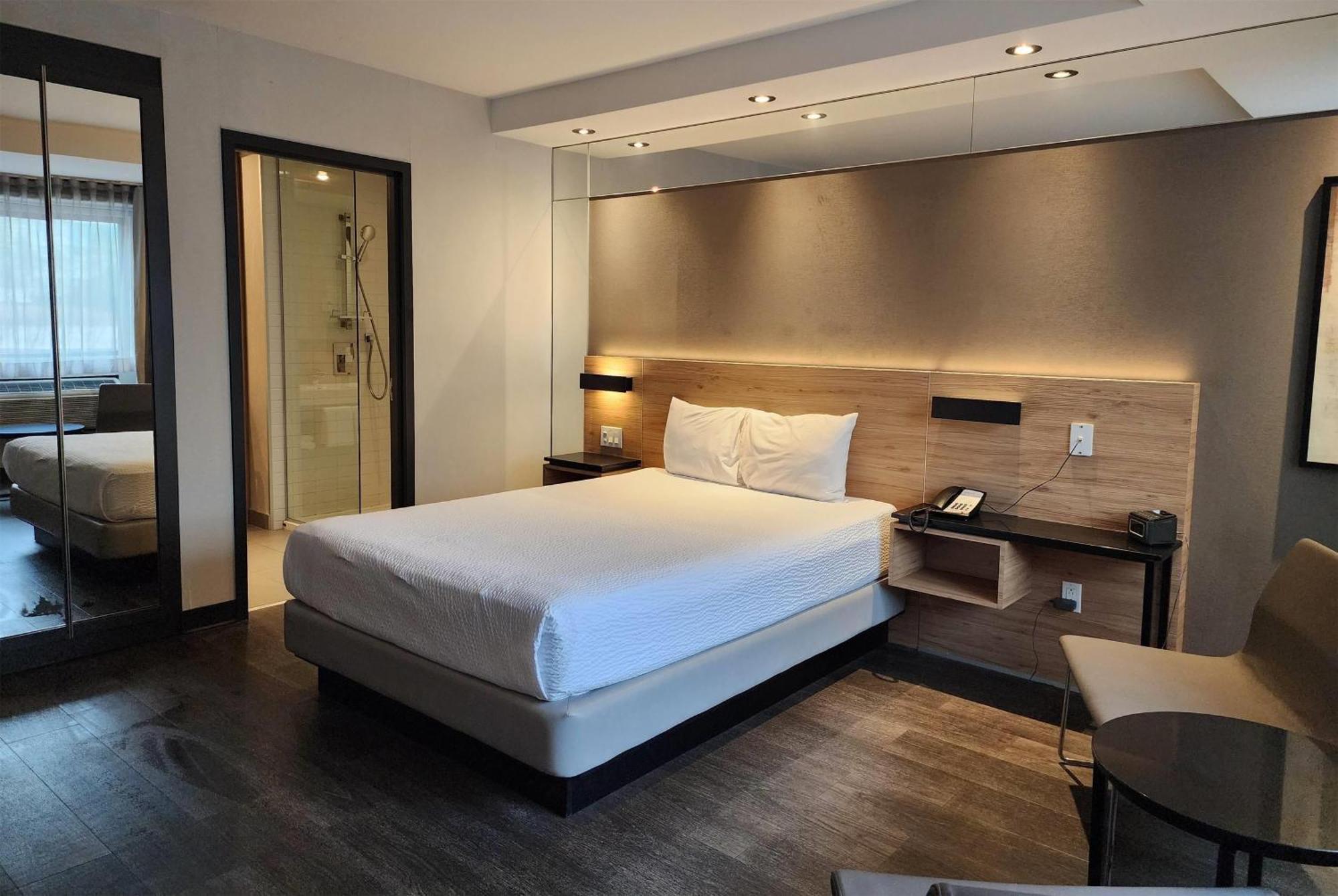 Deluxe Queen Room - Non-Smoking