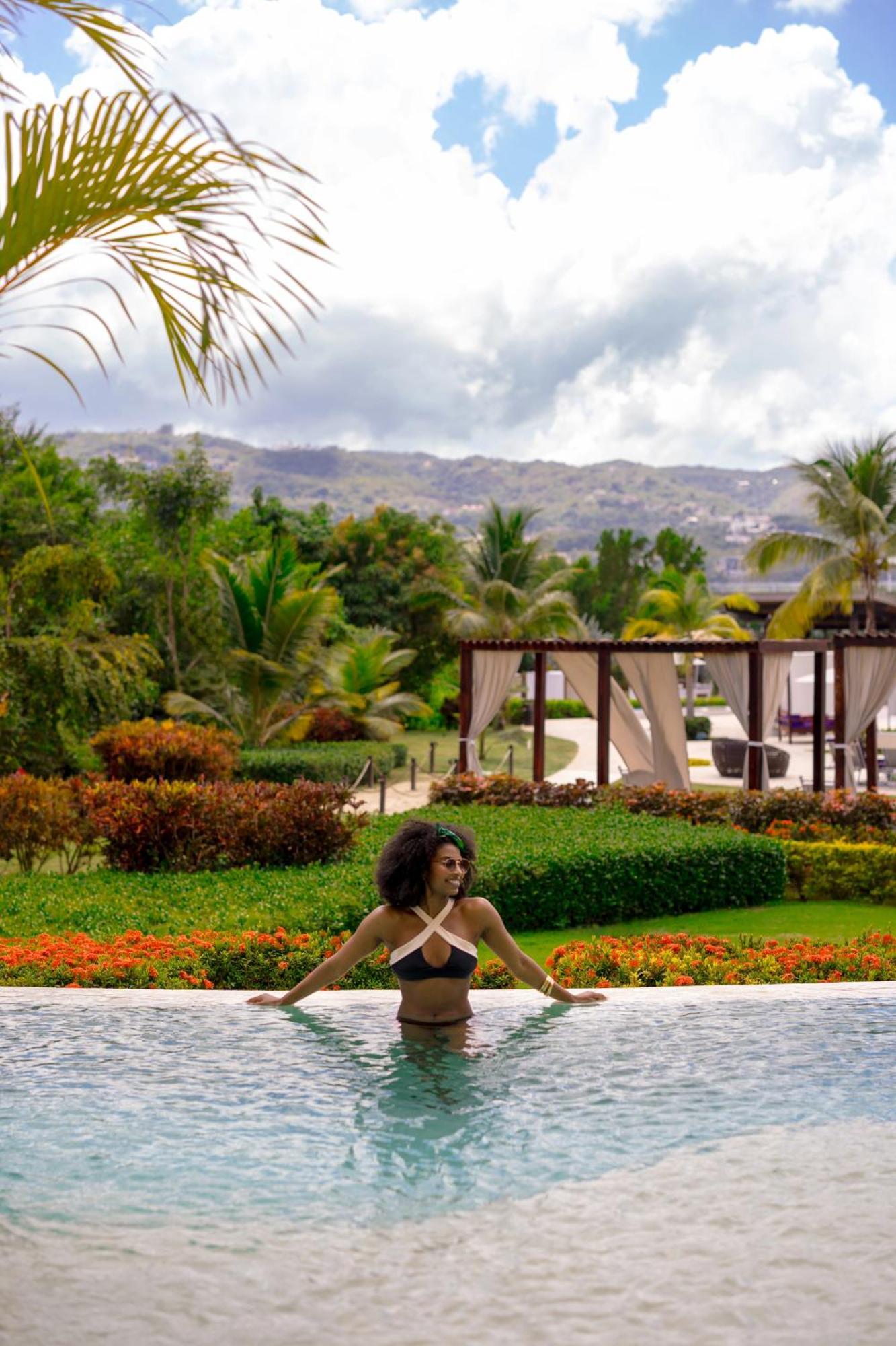 Xhale Club Junior Suite Swim Up Garden View Double