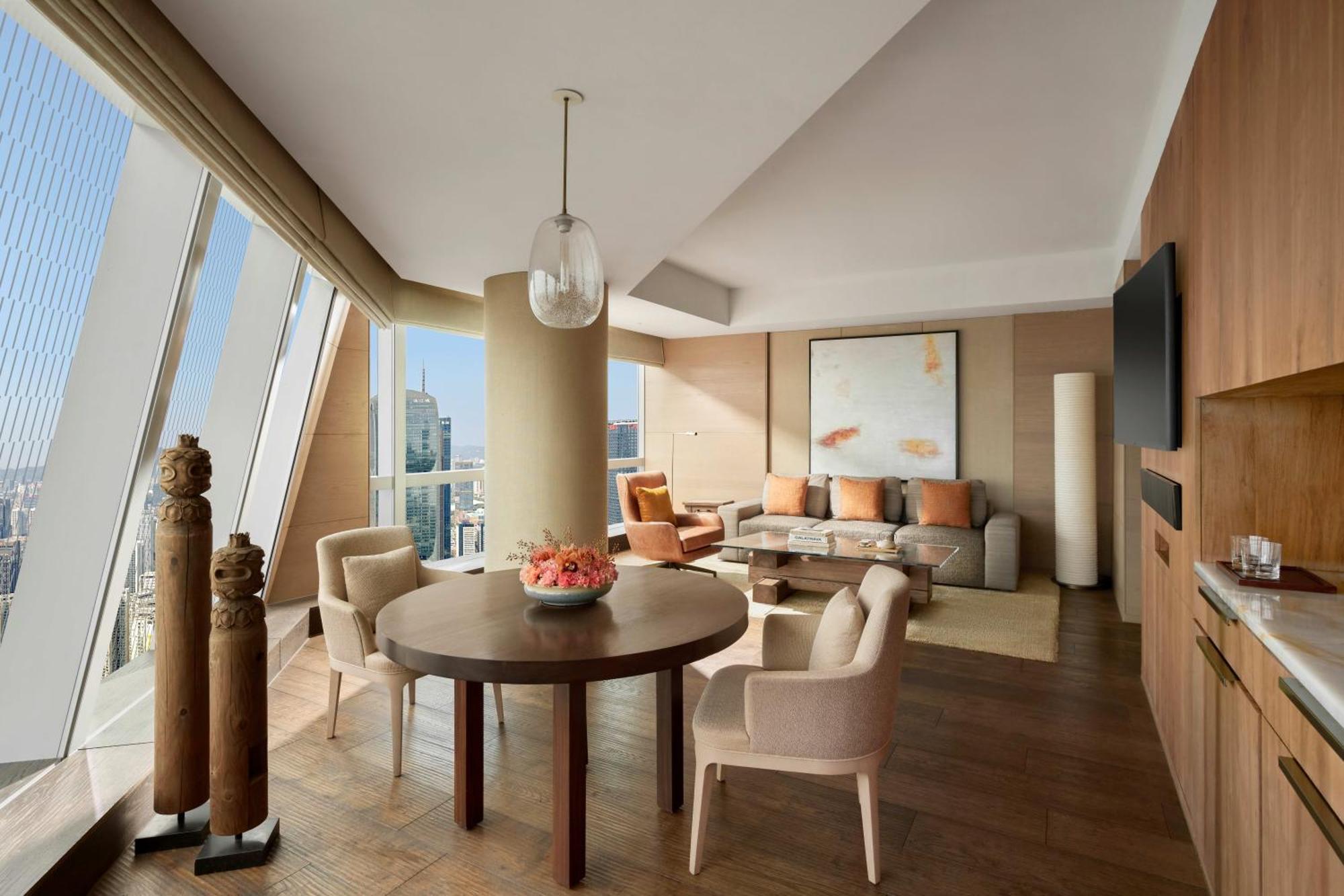 Deluxe Suite, City View
