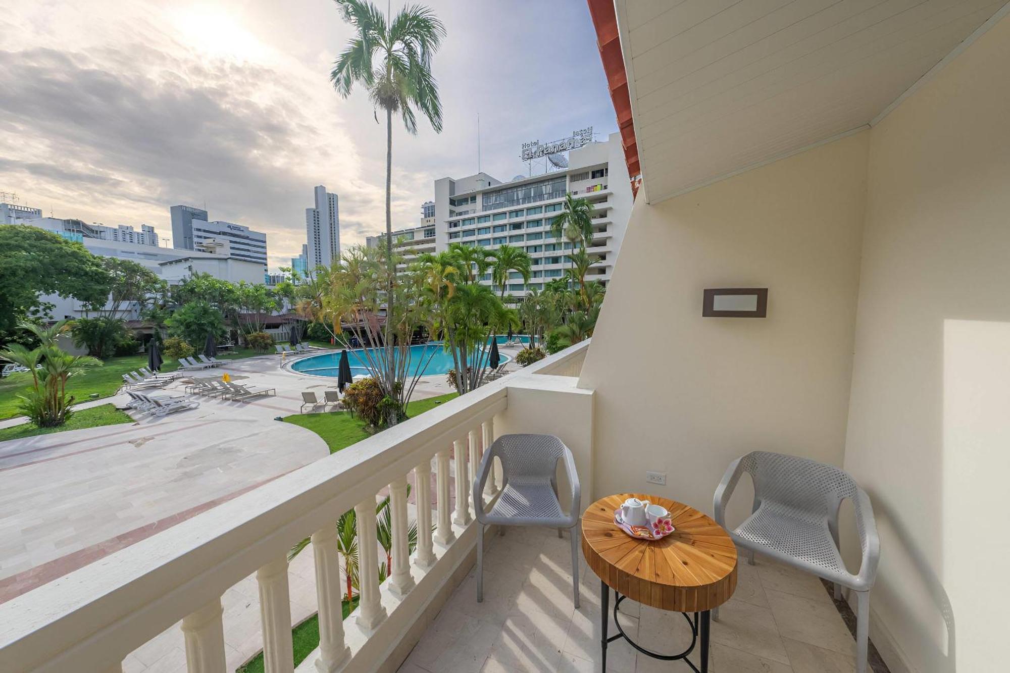 1 King Bed, Cabana Room, Poolside Room