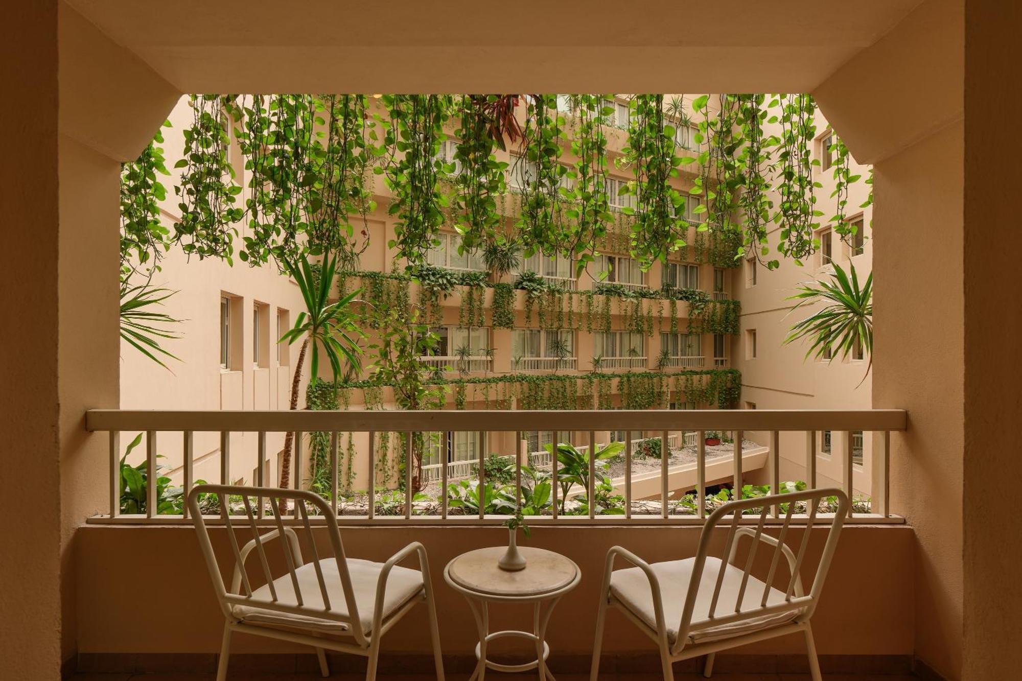 Standard Queen or Twin Bed Lobby View
