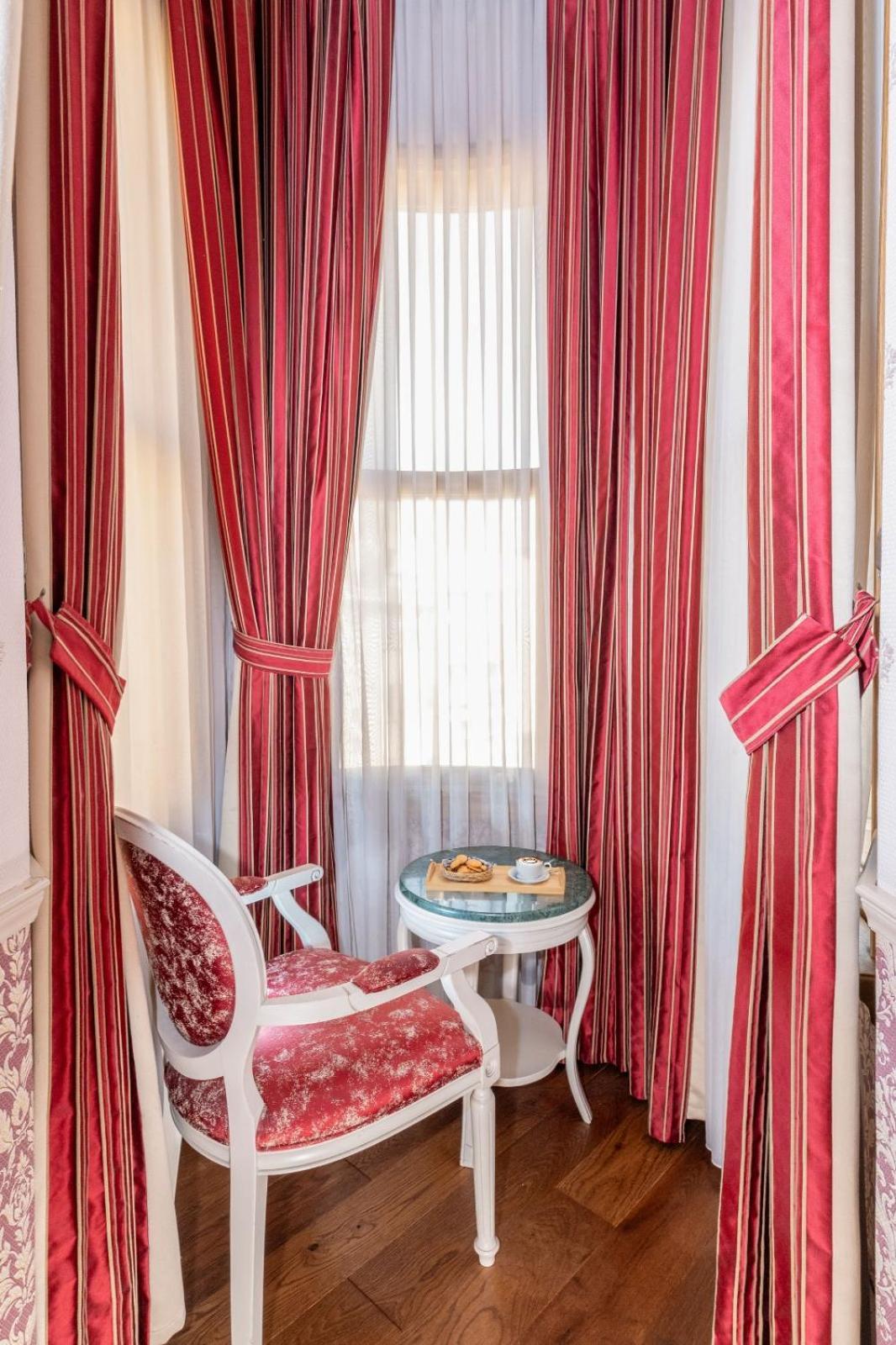 King Suite Bay Window