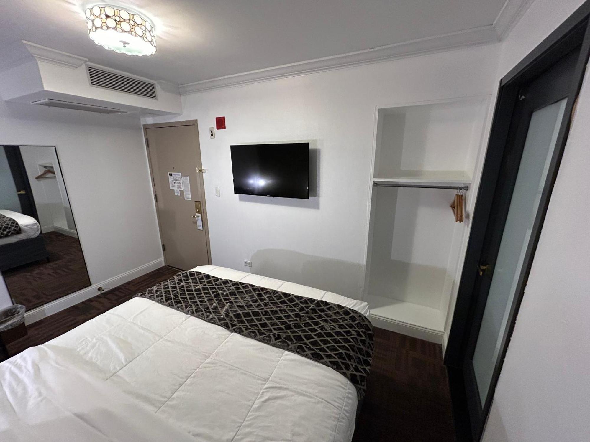 Standard Interior Queen Bed Room No Exterior Access
