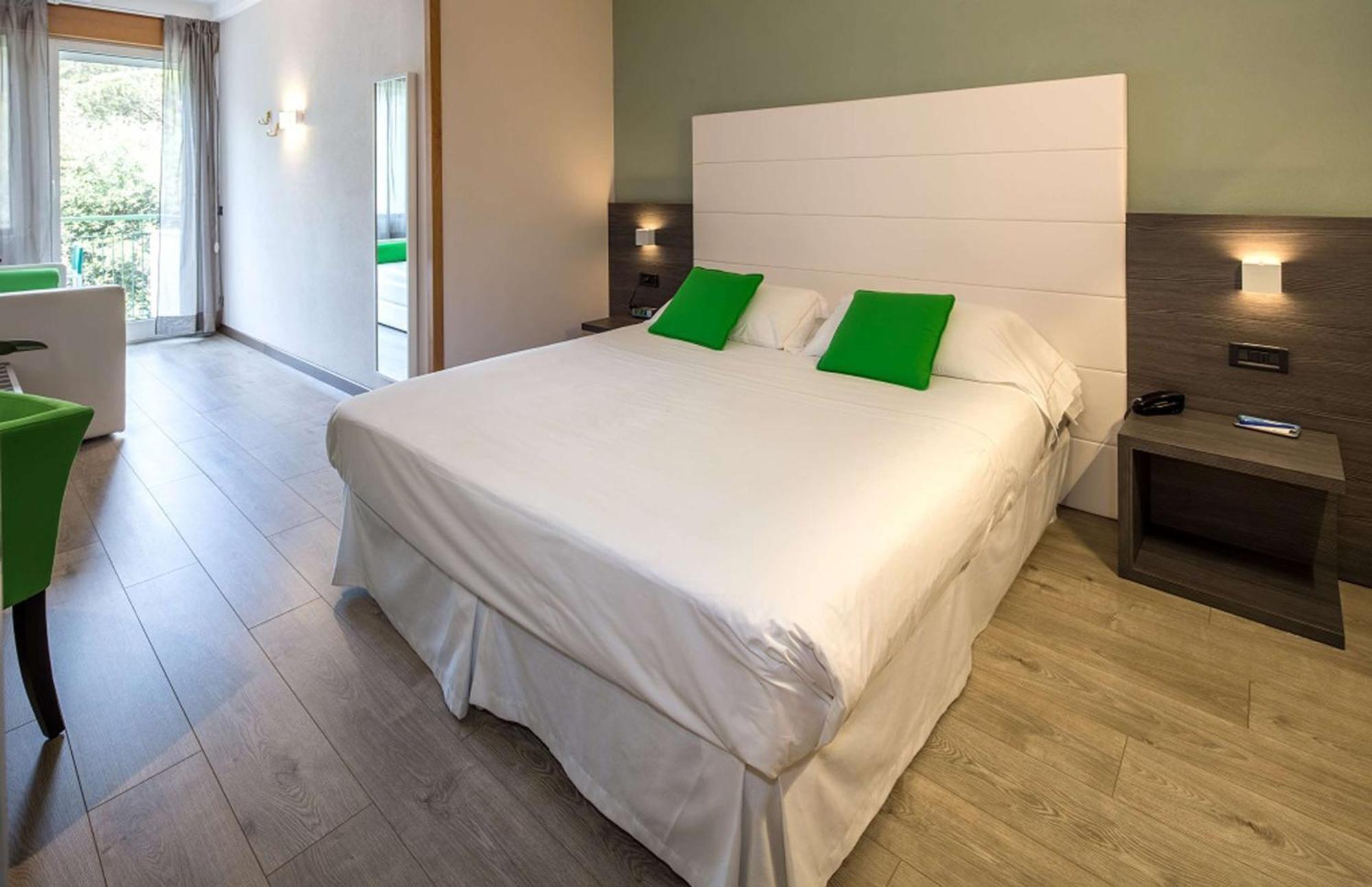 Zimmer mit Queensize-Bett, Balkon und Gartenblick