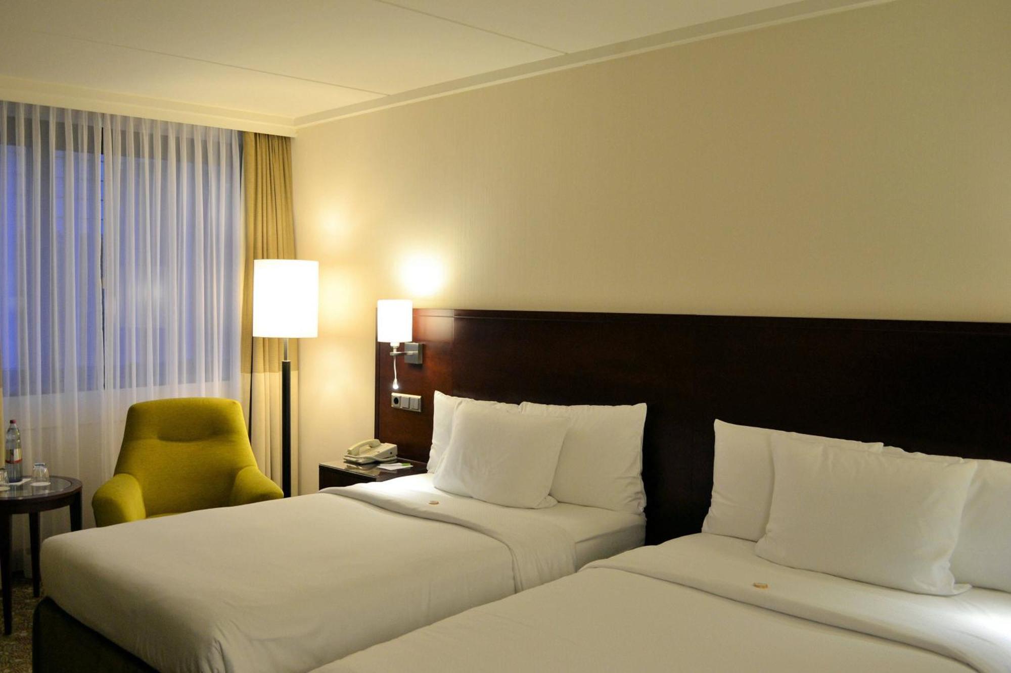 Larger Guest room 2 Twin or Single Beds