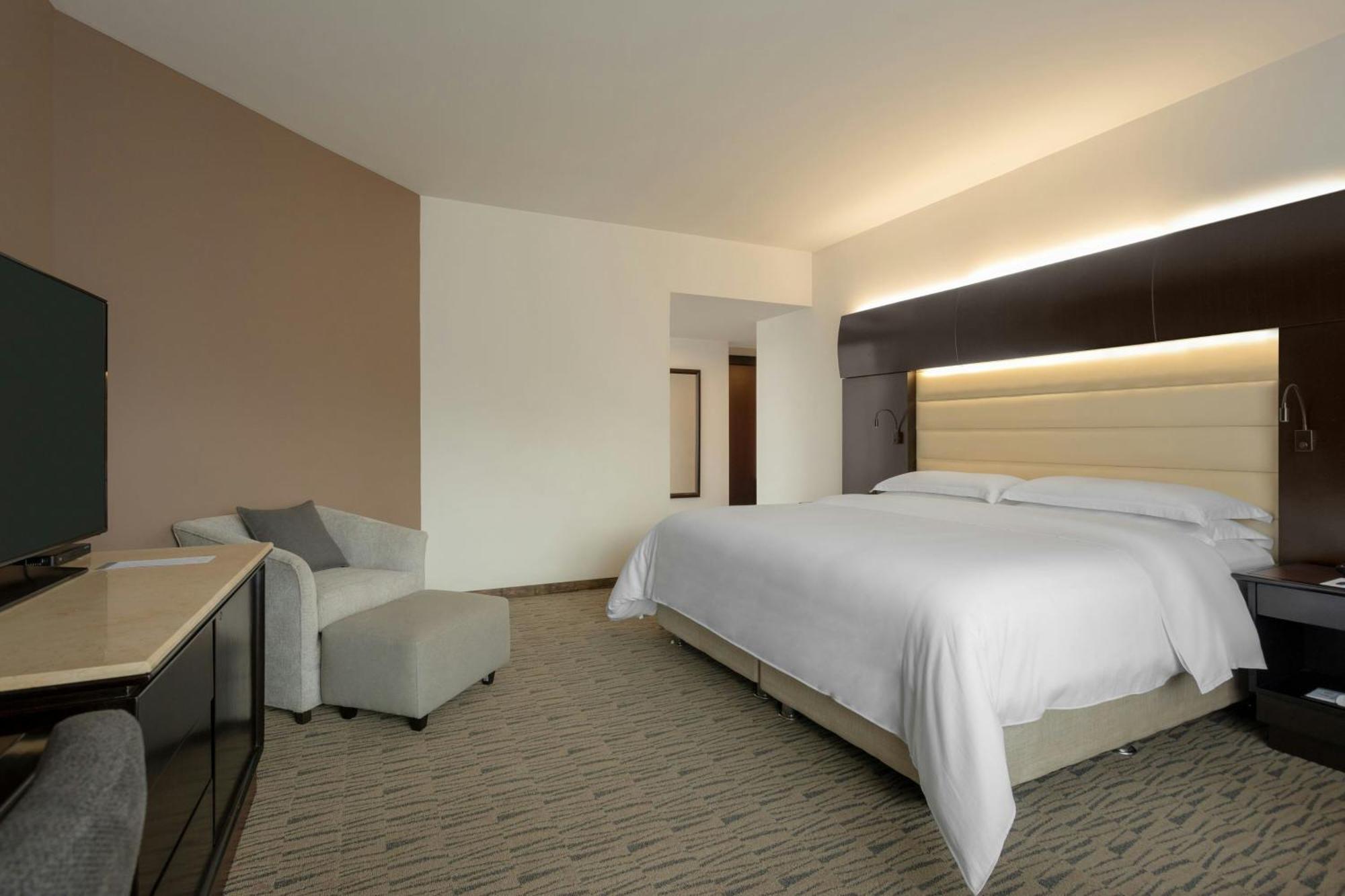 King Room with Roll-In Shower - Mobility Accessible,1706821344:JPEG