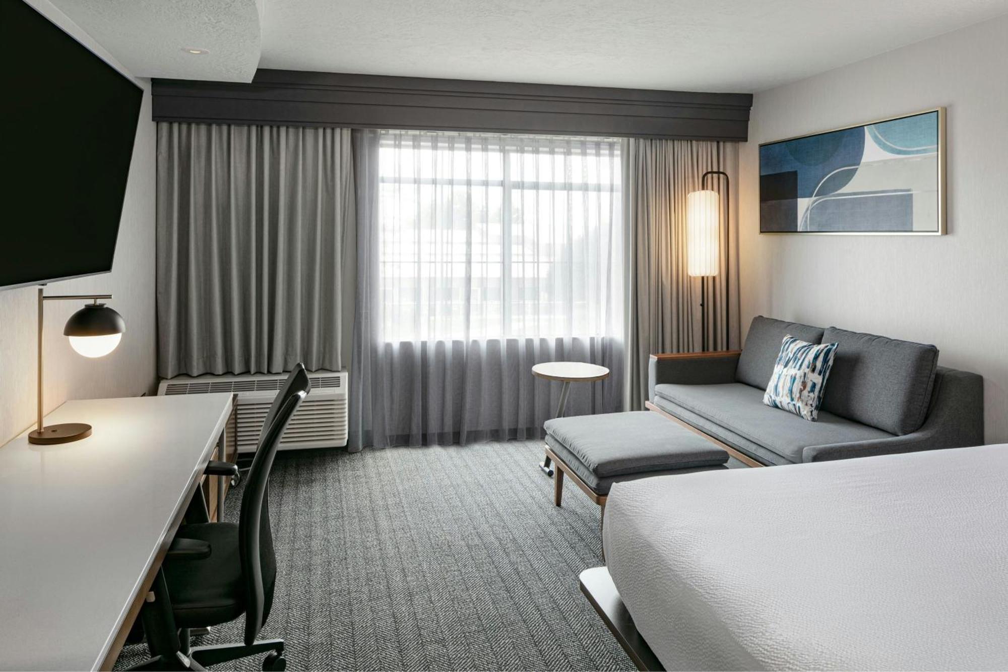 King Room with Roll-In Shower - Mobility Access/Hearing Accessible,1706827746:JPEG