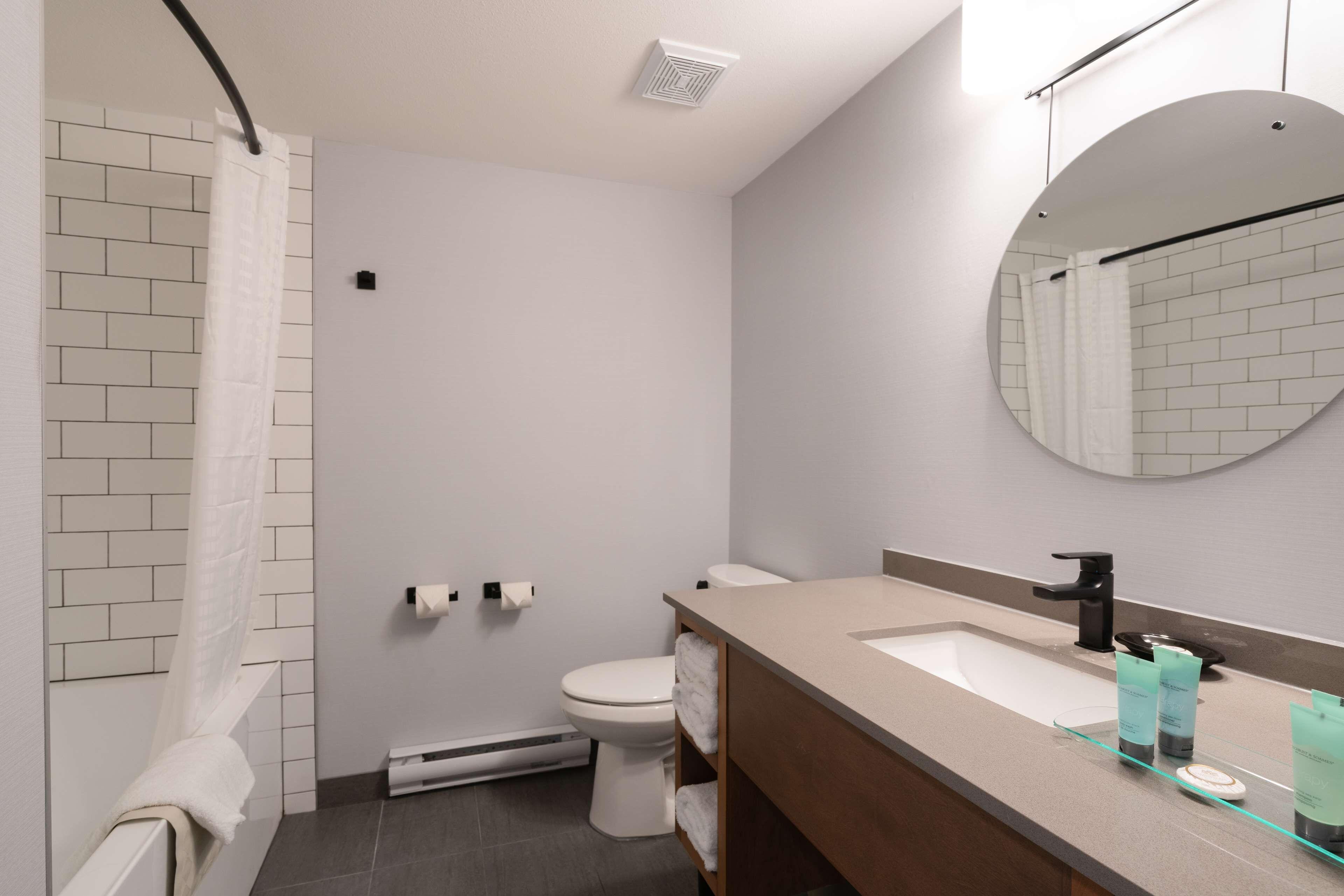 Queen Room Two Queen Beds Pet-Friendly or Non-Smoking