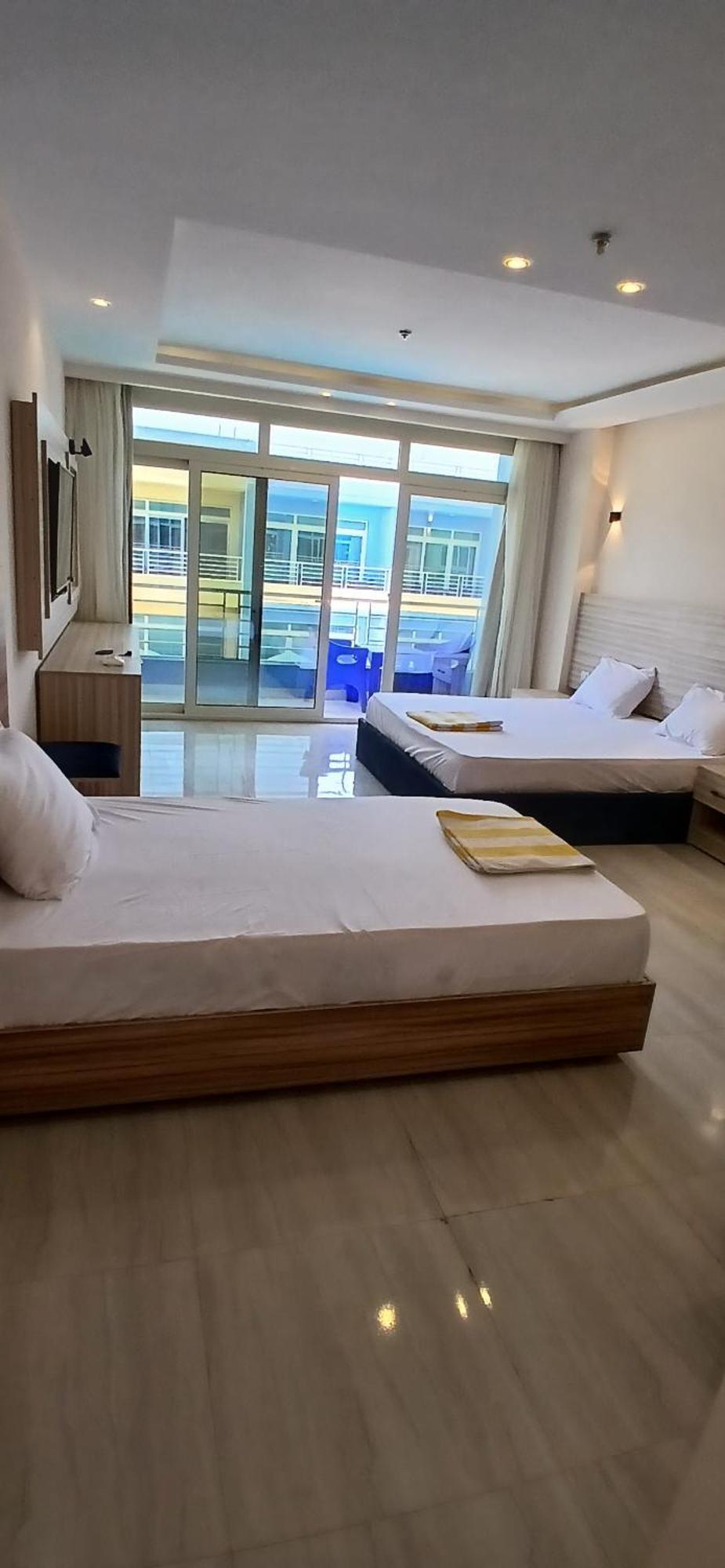 Quarto com Cama Queen-size e Vista da Piscina
