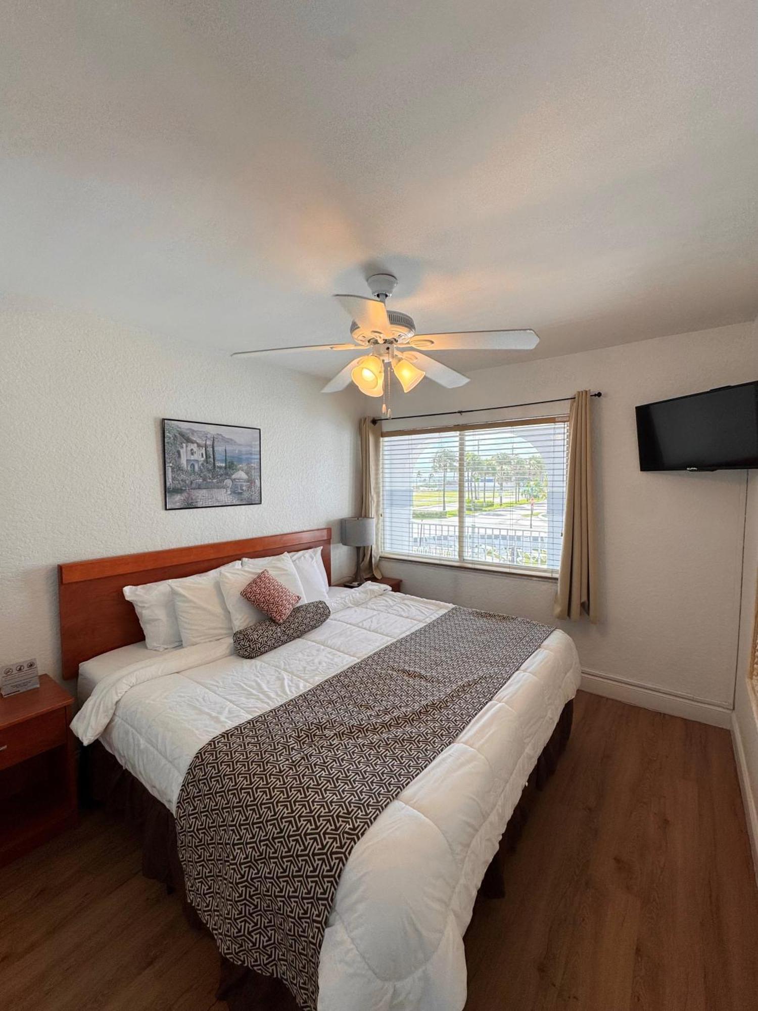 One Bedroom King Suite Partial Ocean View