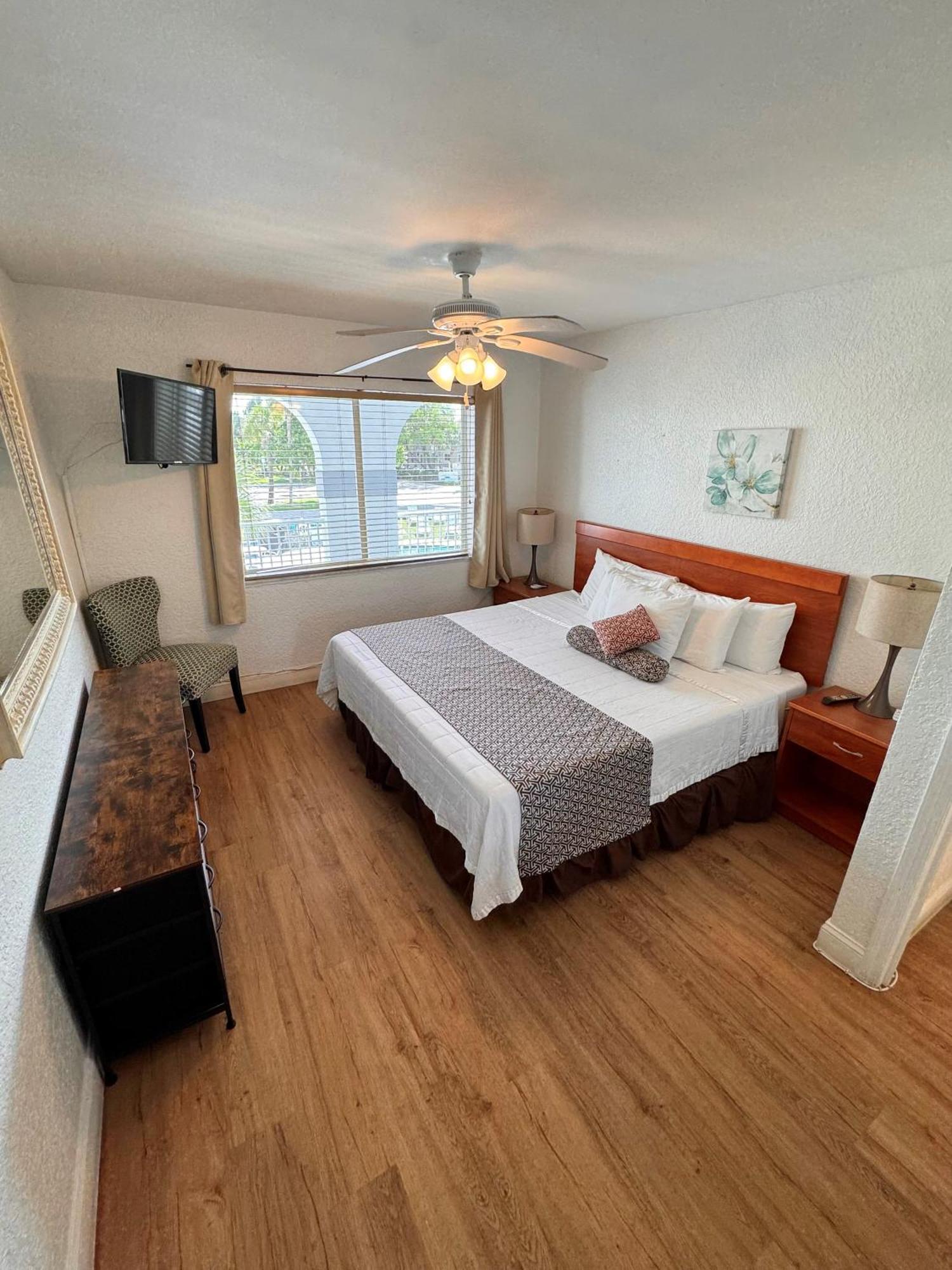 One Bedroom King Suite Partial Ocean View