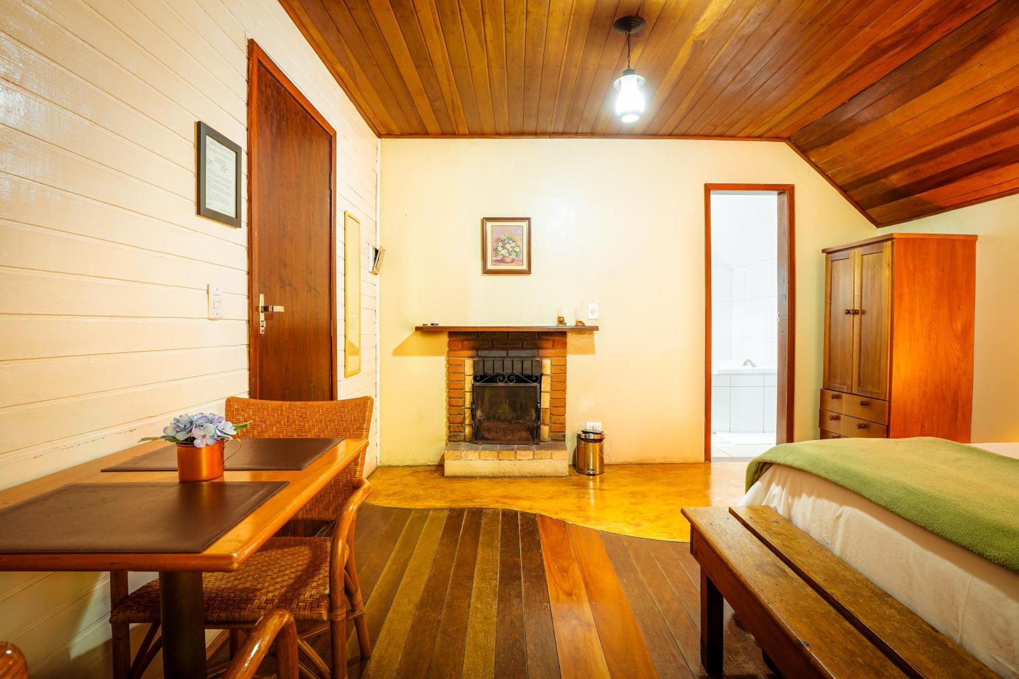 Chalé Luxo com Banheira de Hidromassagem