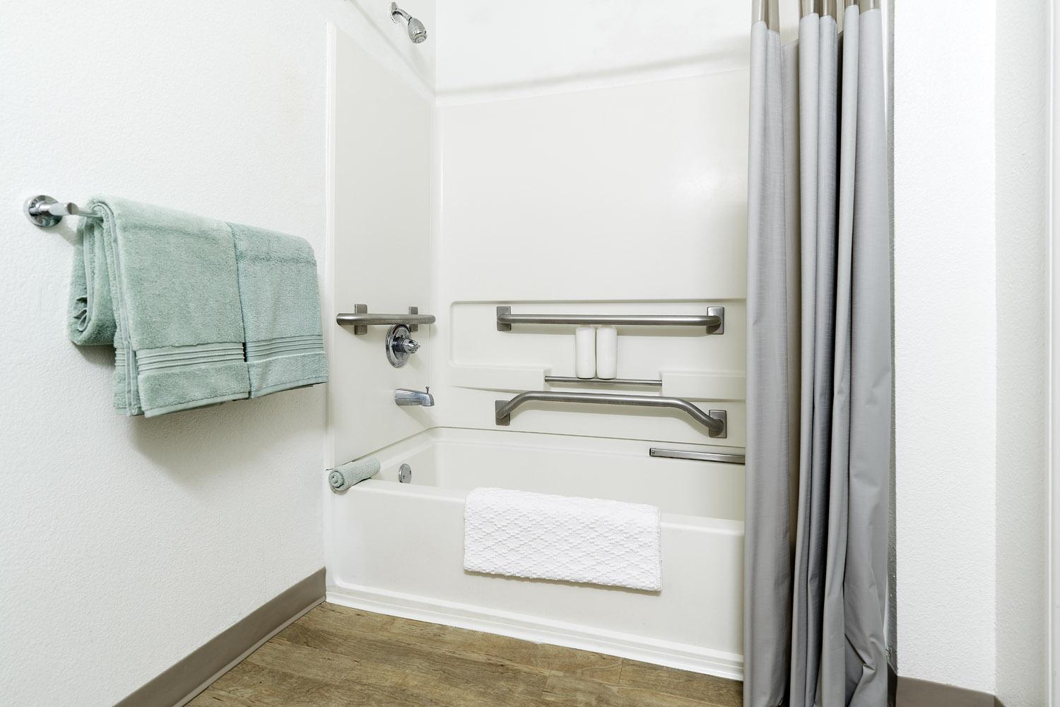 Traditional 1 Queen Bed Accessible Studio w or Kitchen