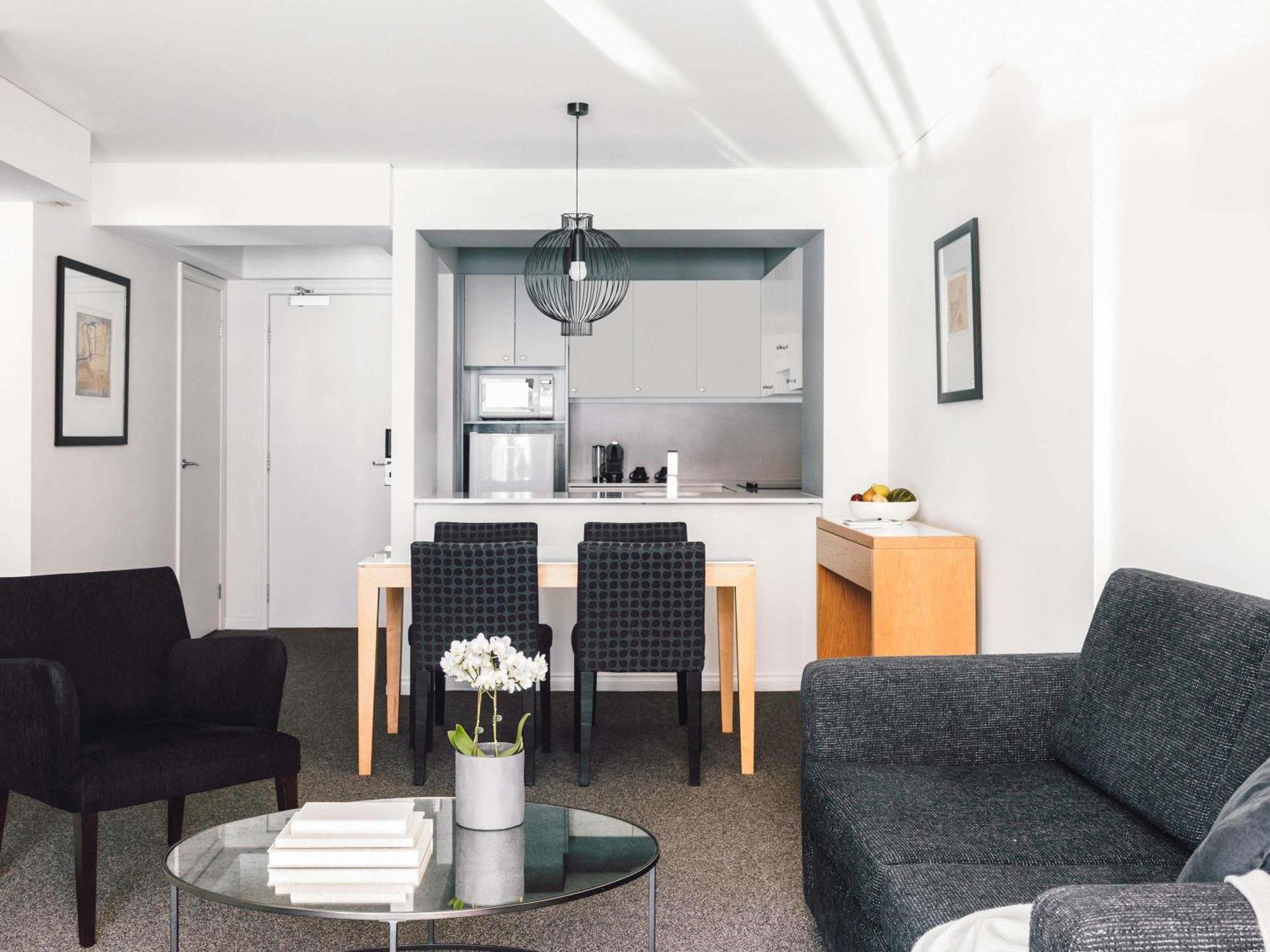One-Bedroom Deluxe Apartment One King Bed Balcony