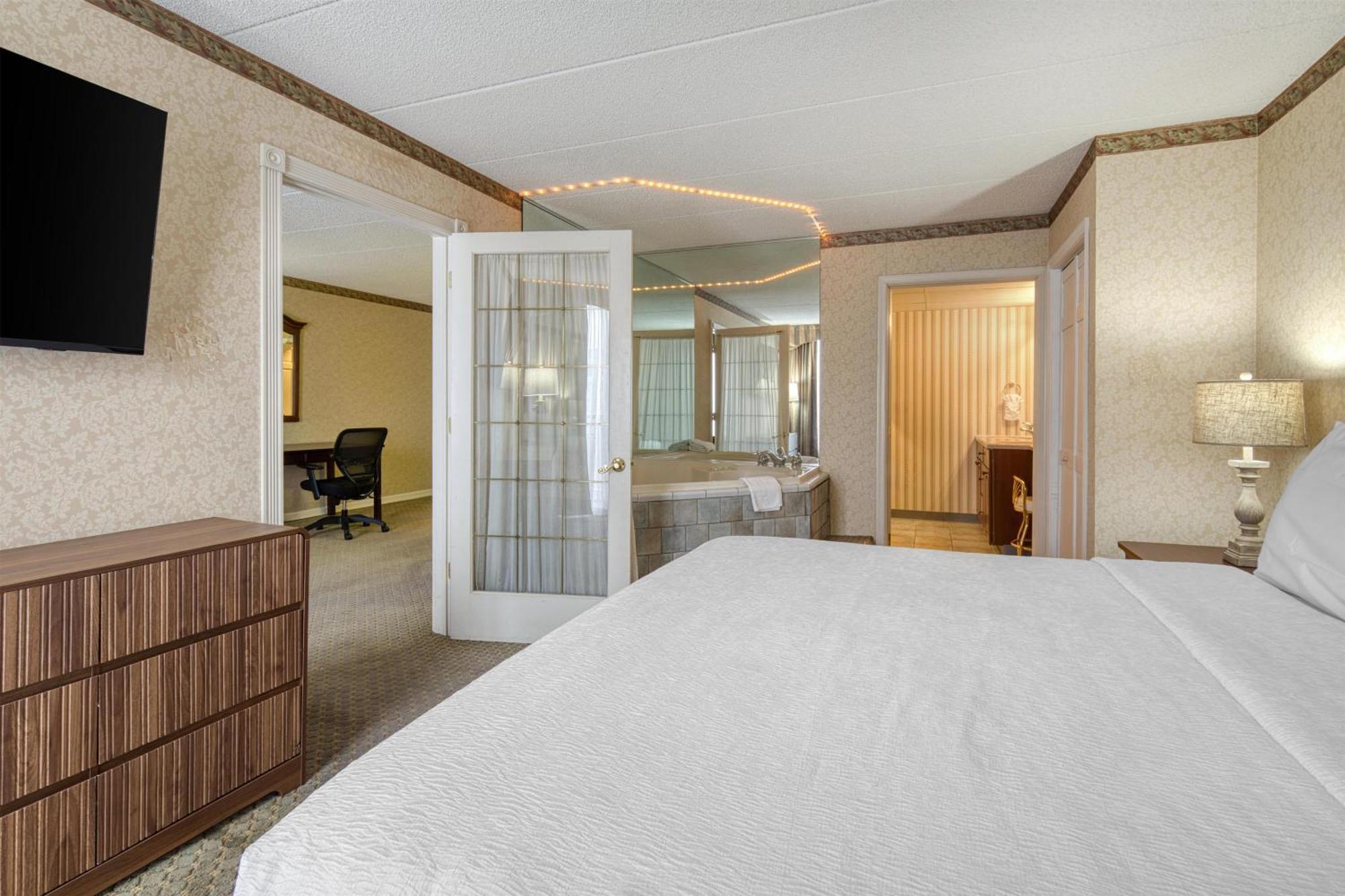 King Suite with Hot Tub - Non-Smoking,1722993020:JPEG