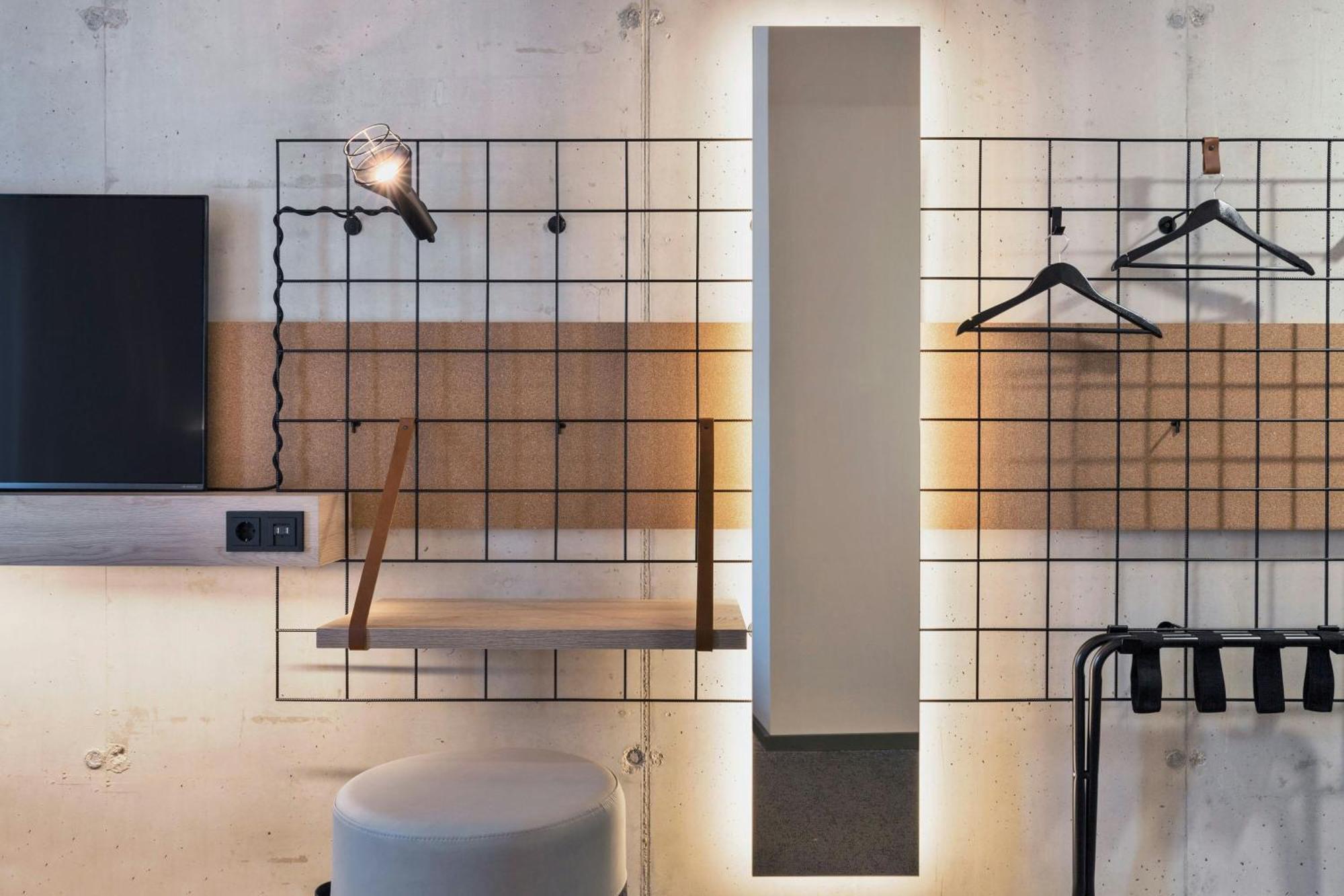 Habitación Moxy con cama grande