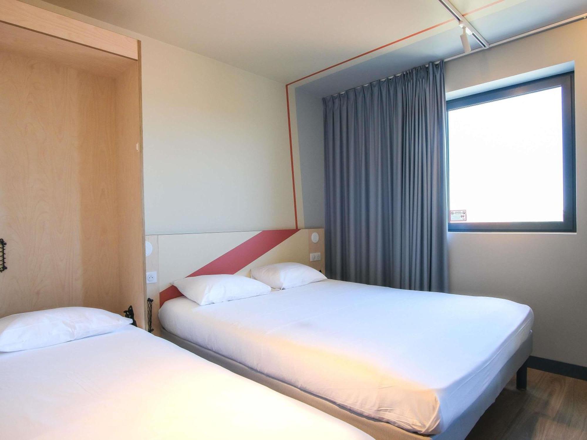 Standard Room a Double Bed a Single Bed